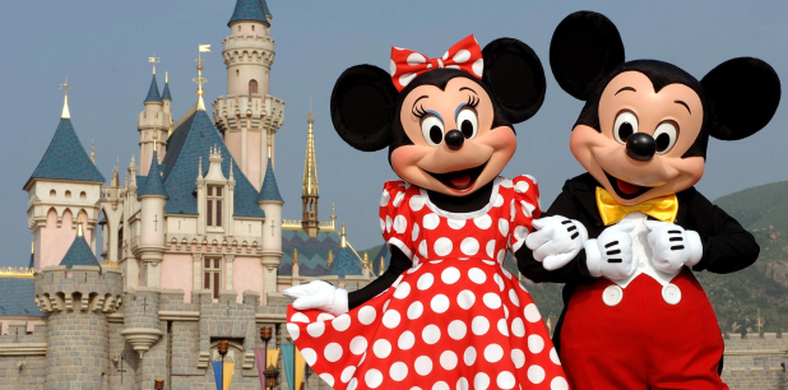 En un adelanto difundido por Disney.com , Mickey y Minnie trabajan en un café parisiense cuando enfrentan una escasez de croissants.(Archivo)