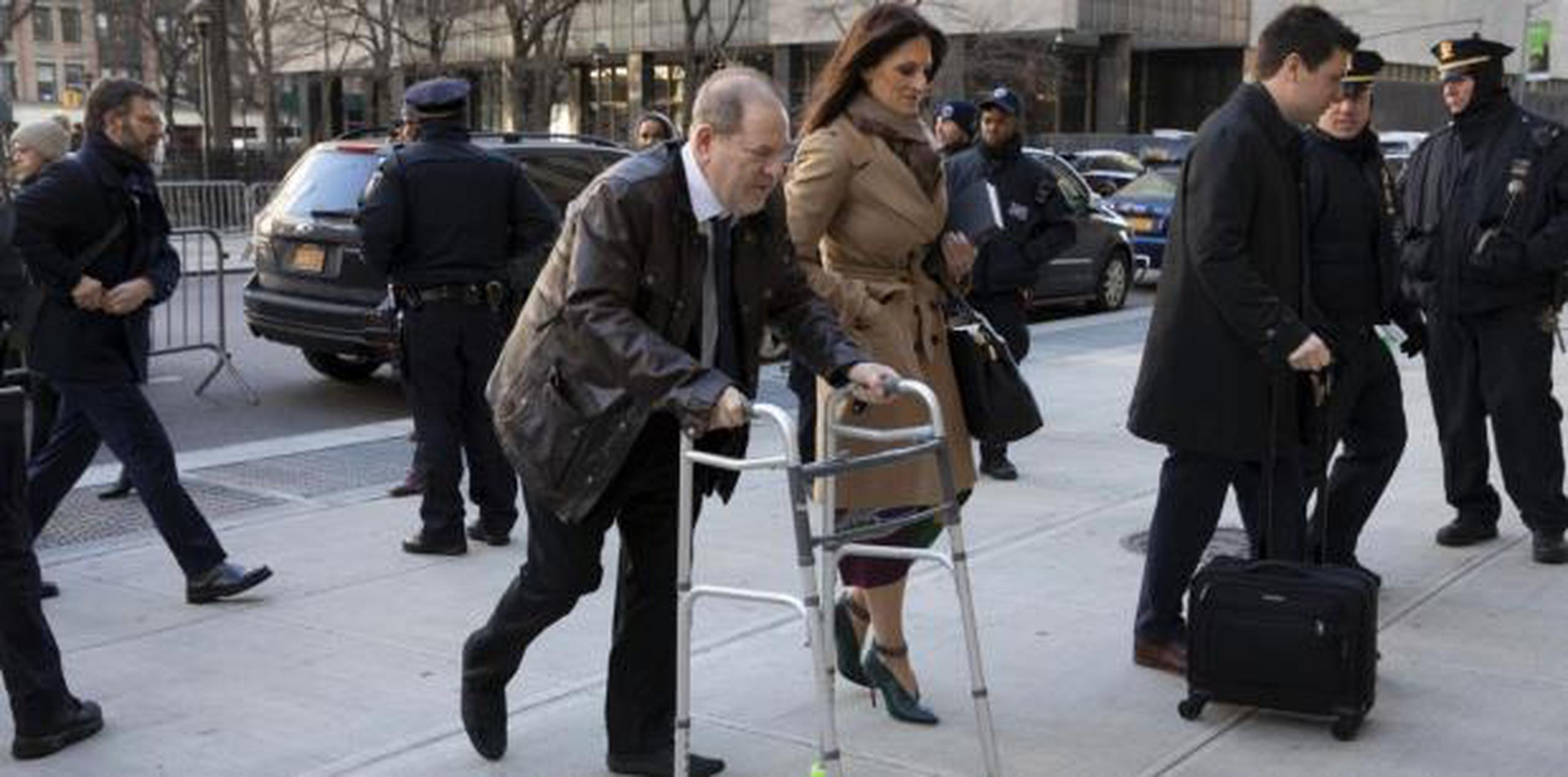 Weinstein llegó a la corte acompañado de su abogada, Donna Rottuno. (AP)