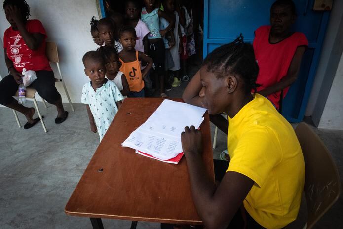 De acuerdo con la Oficina de Coordinación de Asuntos Humanitarios de la ONU (OCHA), en los últimos tres años, en un contexto de persistente crisis política y económica, las bandas armadas han extendido gradualmente su control sobre más de un tercio del área metropolitana de Puerto Príncipe.