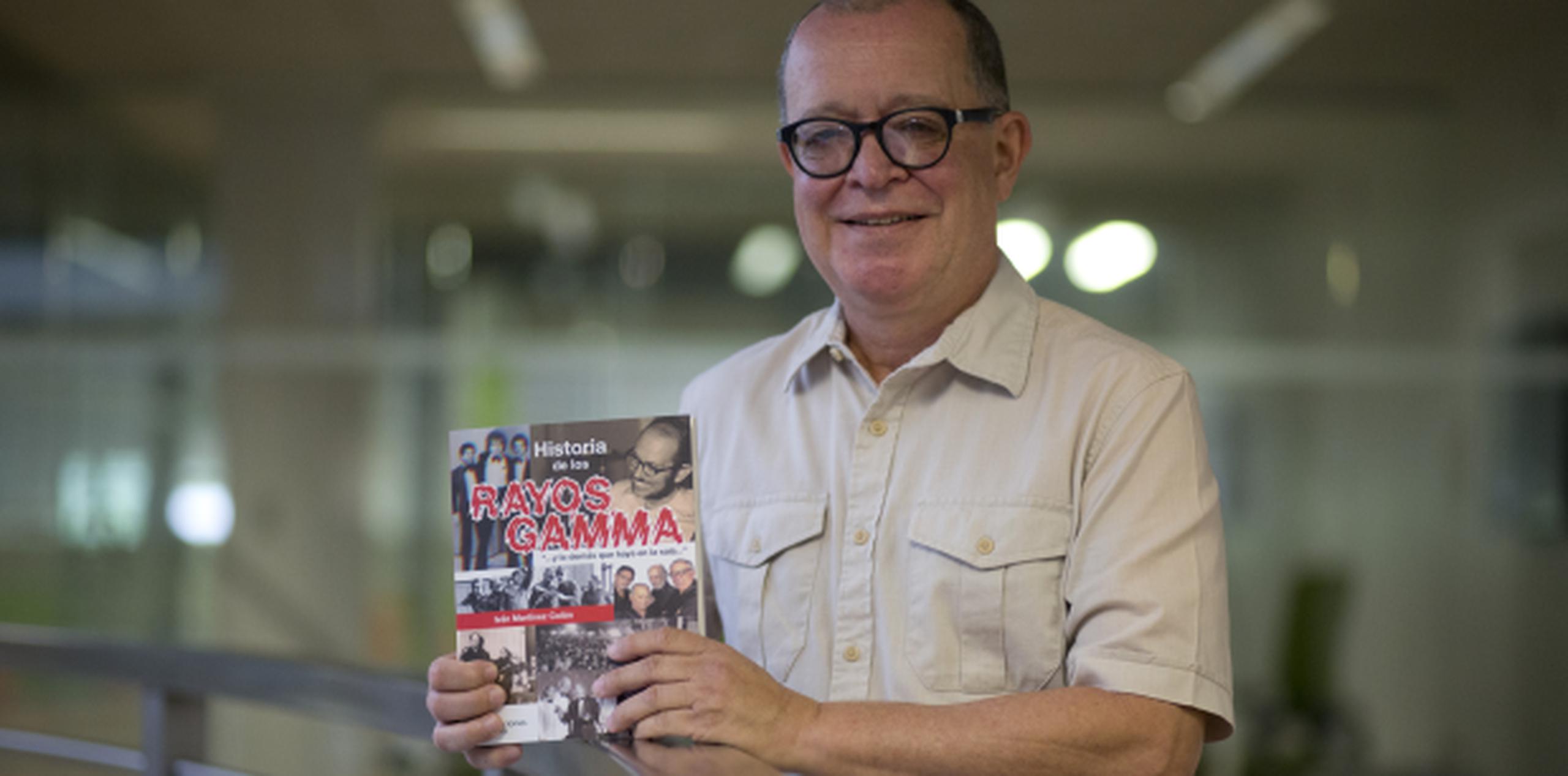 El músico y profesor Iván Martínez con el libro sobre los Gamma. (Foto/Teresa Canino)