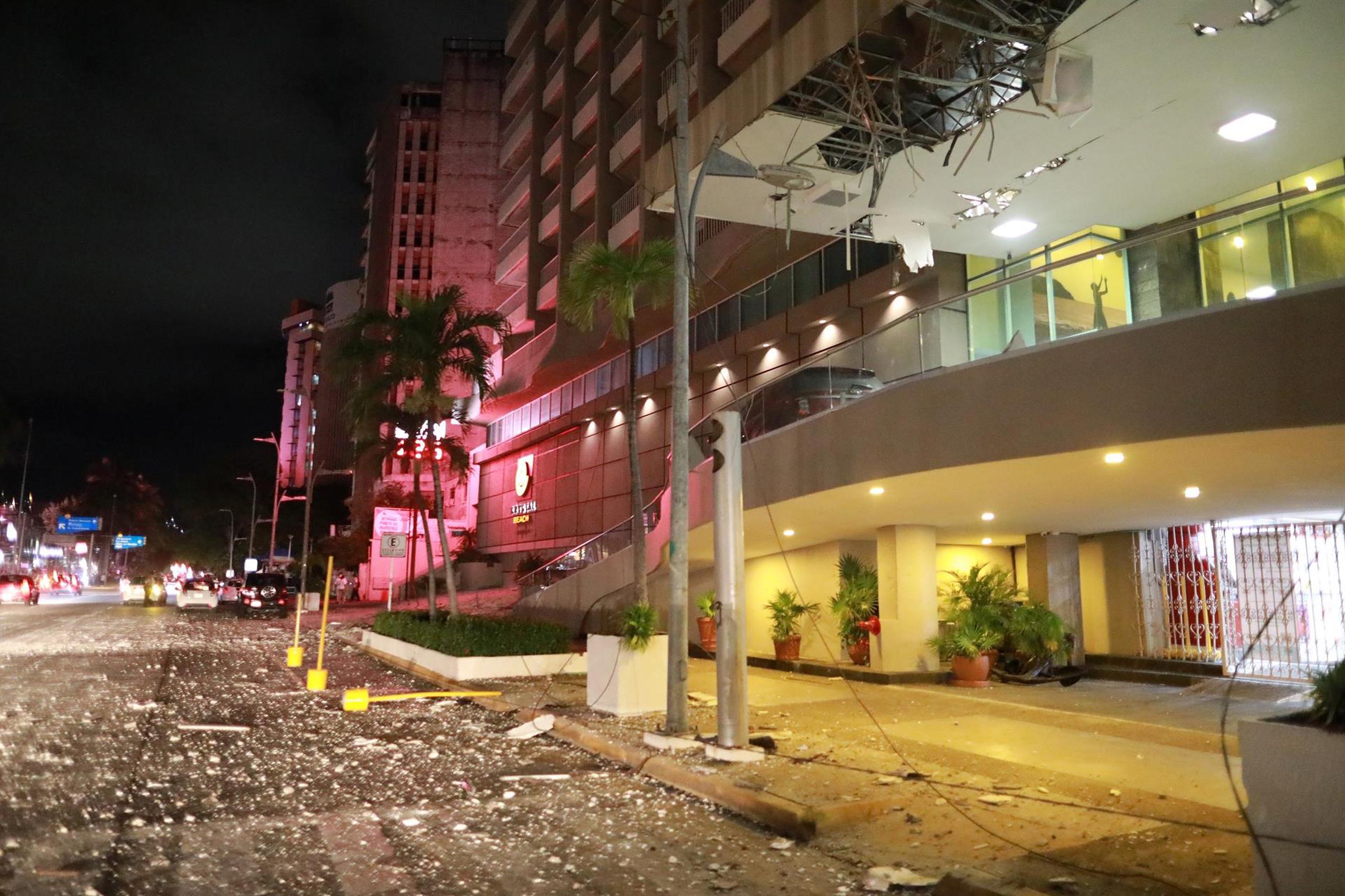 Vista general de daños en los edificios de la zona hotelera en el balneario de Acapulco.