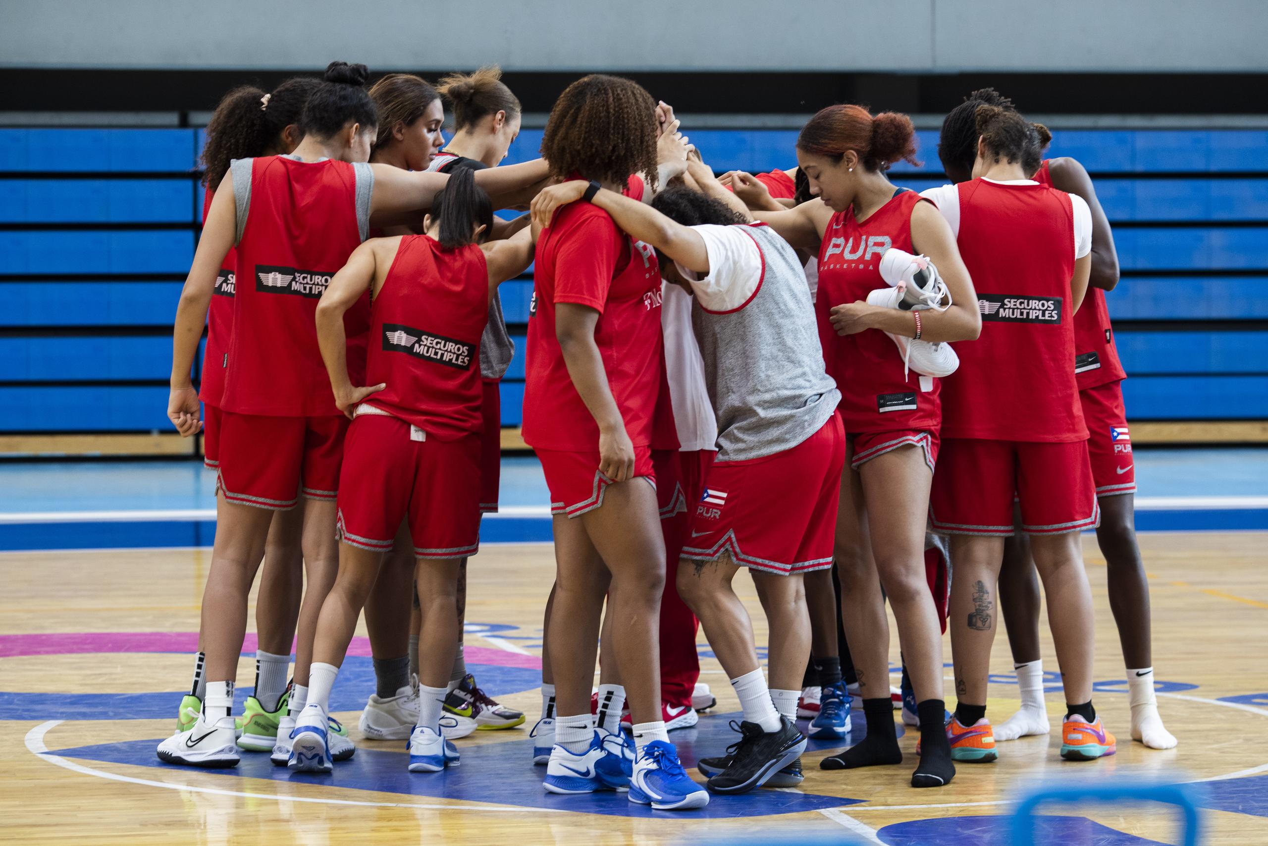 El Equipo Nacional de Baloncesto Femenino se reúne al cierre de una sesión de entrenamiento. 