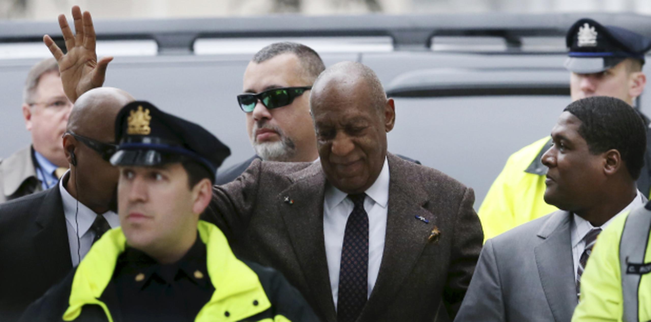 Cosby saluda a simpatizantes a su llegada al tribunal de Pensylvania donde busca desestimar las acusaciones criminales en su contra. (AP)