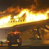 Así fue el milagroso desalojo de los 367 pasajeros del avión que estalló en Tokio