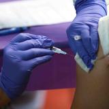 Grecia da incentivo económico a jóvenes que se vacunan