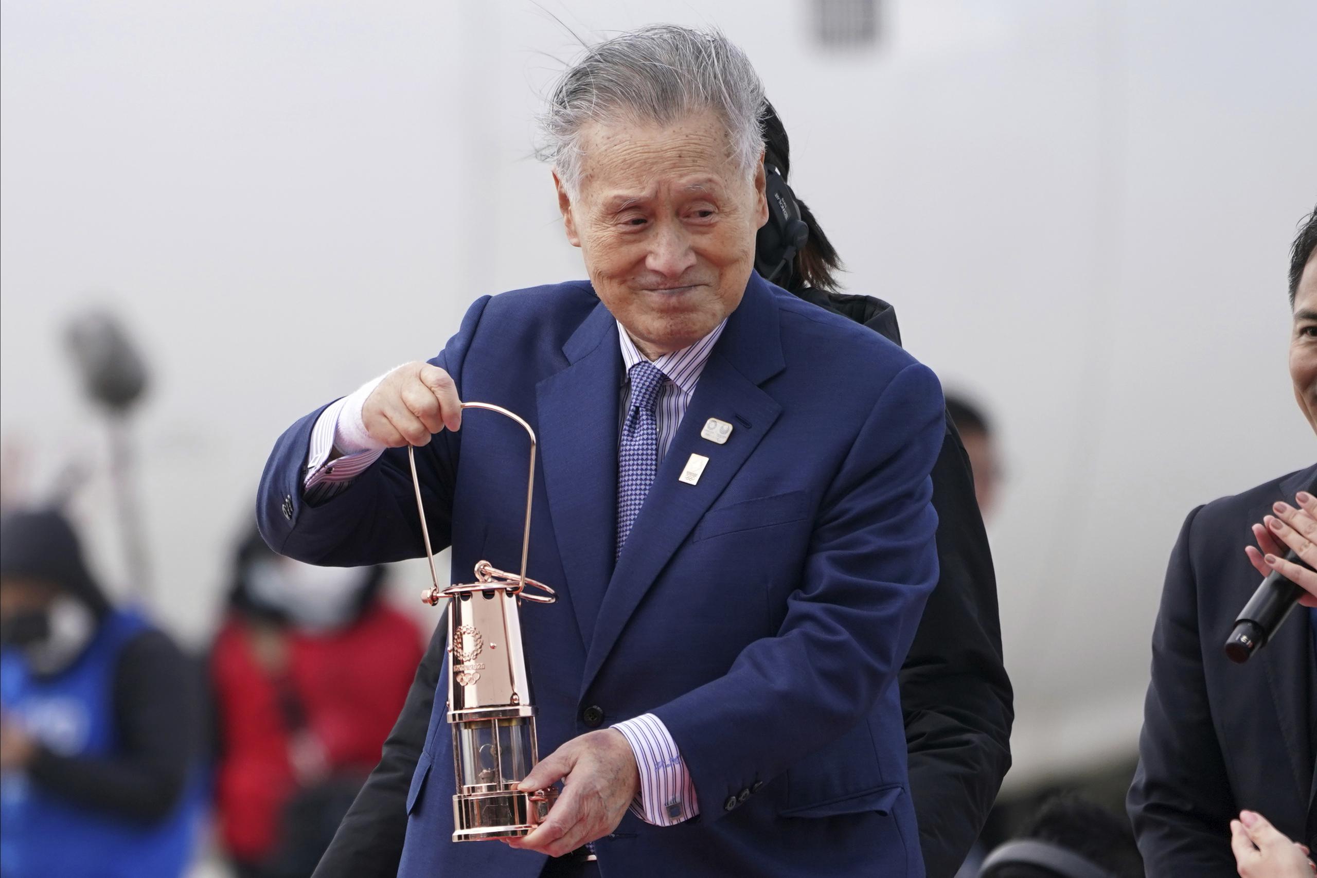 El titular de los Juegos Olímpicos 2020, Yoshiro Mori, transporta la llama olímpica durante la ceremonia de bienvenida de la flama en la base Matsushima de la Fuerza Aérea de Autodefensa en Higashimatsuhima, en la prefectura de Miyagi, al norte de Tokio, el pasado 20 de marzo.