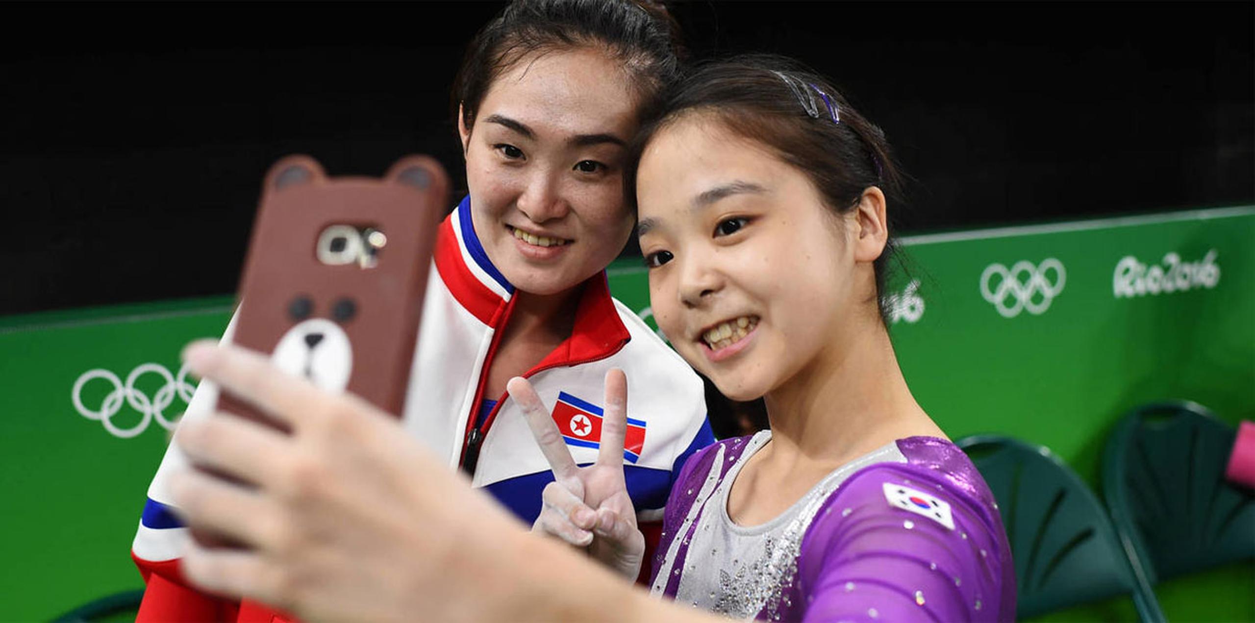 La autofoto de la joven debutante surcoreana Lee Eun-ju con la veterana norcoreana Hong Un-jong, oro en Pekín 2008, tomada el pasado domingo en el descanso de unos entrenamientos ha dado la vuelta al mundo. (Twitter)