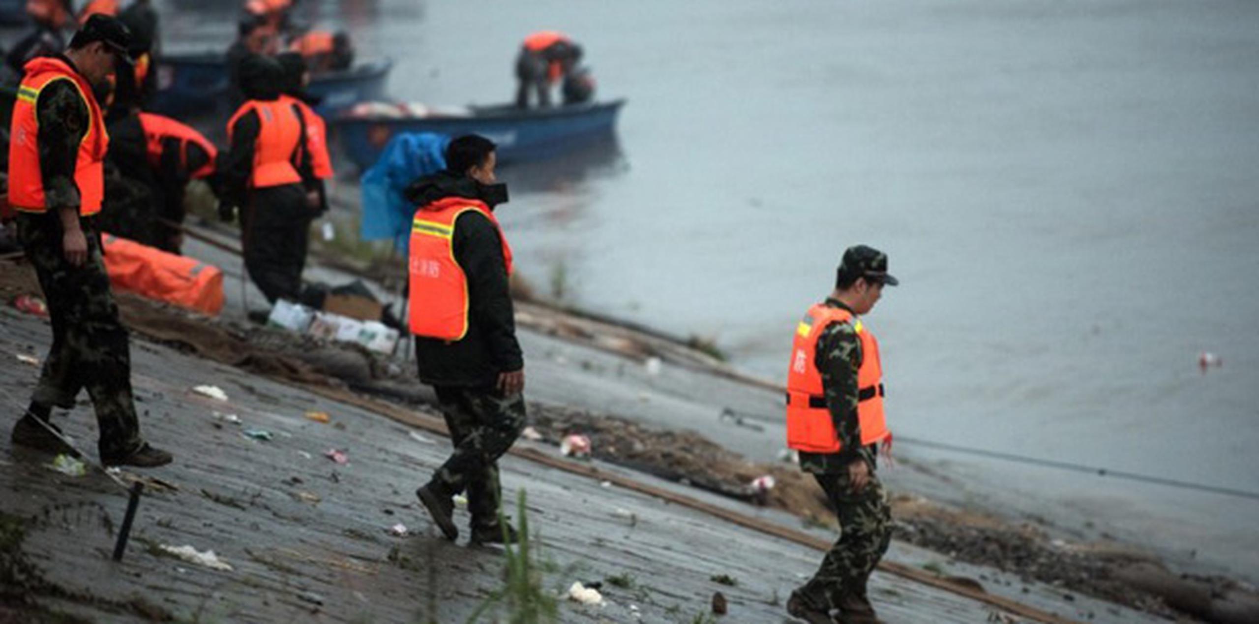 Los rescatistas estudiaban emplear una grúa gigante para sostener el barco mientras cortaban el casco en trozos. (AFP)