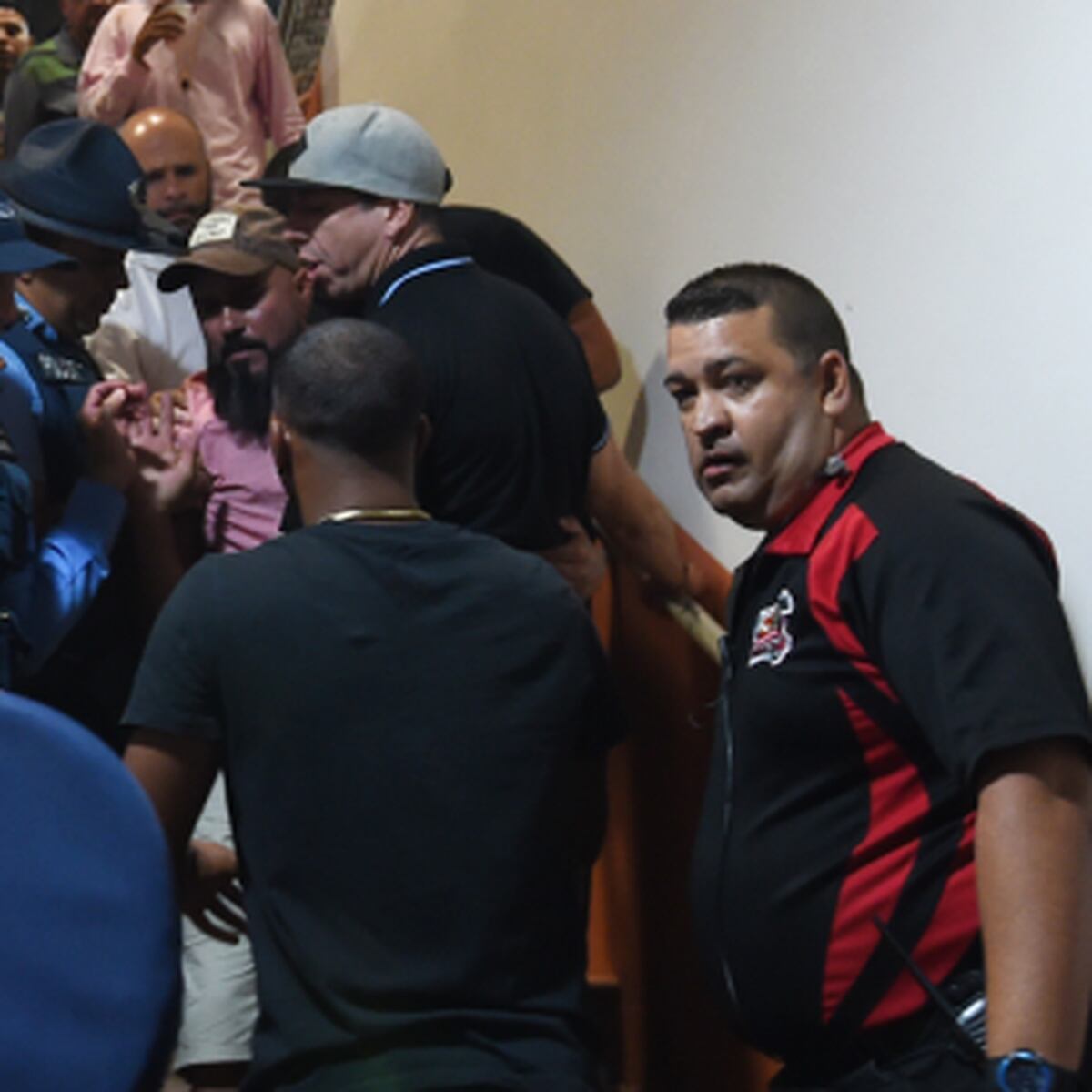 Seguridad de los Piratas de Quebradillas saca a un fanático Primera Hora