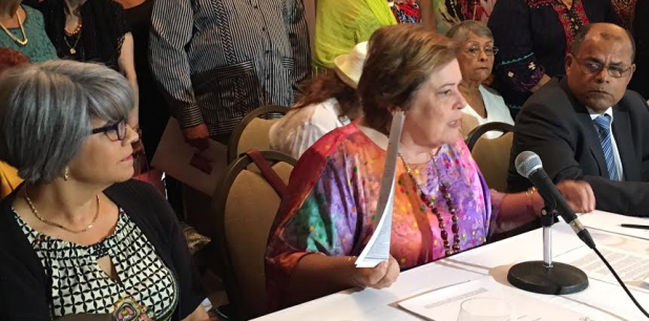 La presidenta de la Asociación de Maestros de Puerto Rico, Aida Díaz, expuso esta tarde la oposición de la organización ante posible reducción en la pensión de maestros retirados. (Suministrada)
