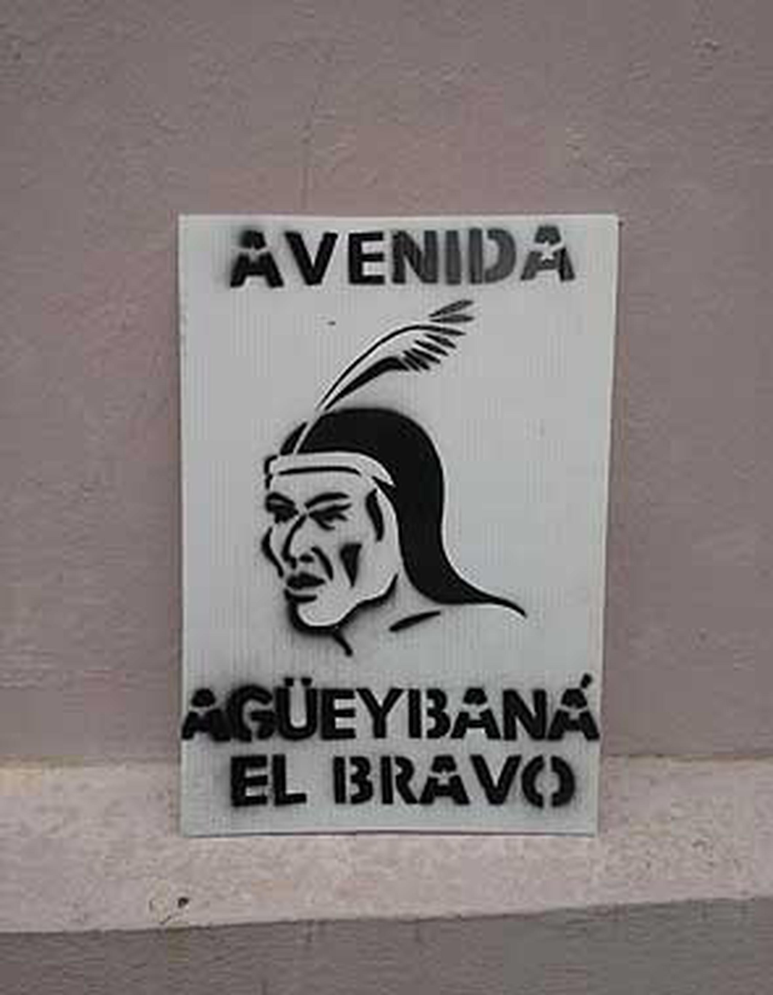 Los nacionalistas fueron detenidos el domingo por policías municipales de San Juan  cuando intentaban colocar letreros para renombrar la avenida Ponce de León como la avenida Agüeybaná “el Bravo”.  (Suministrada)