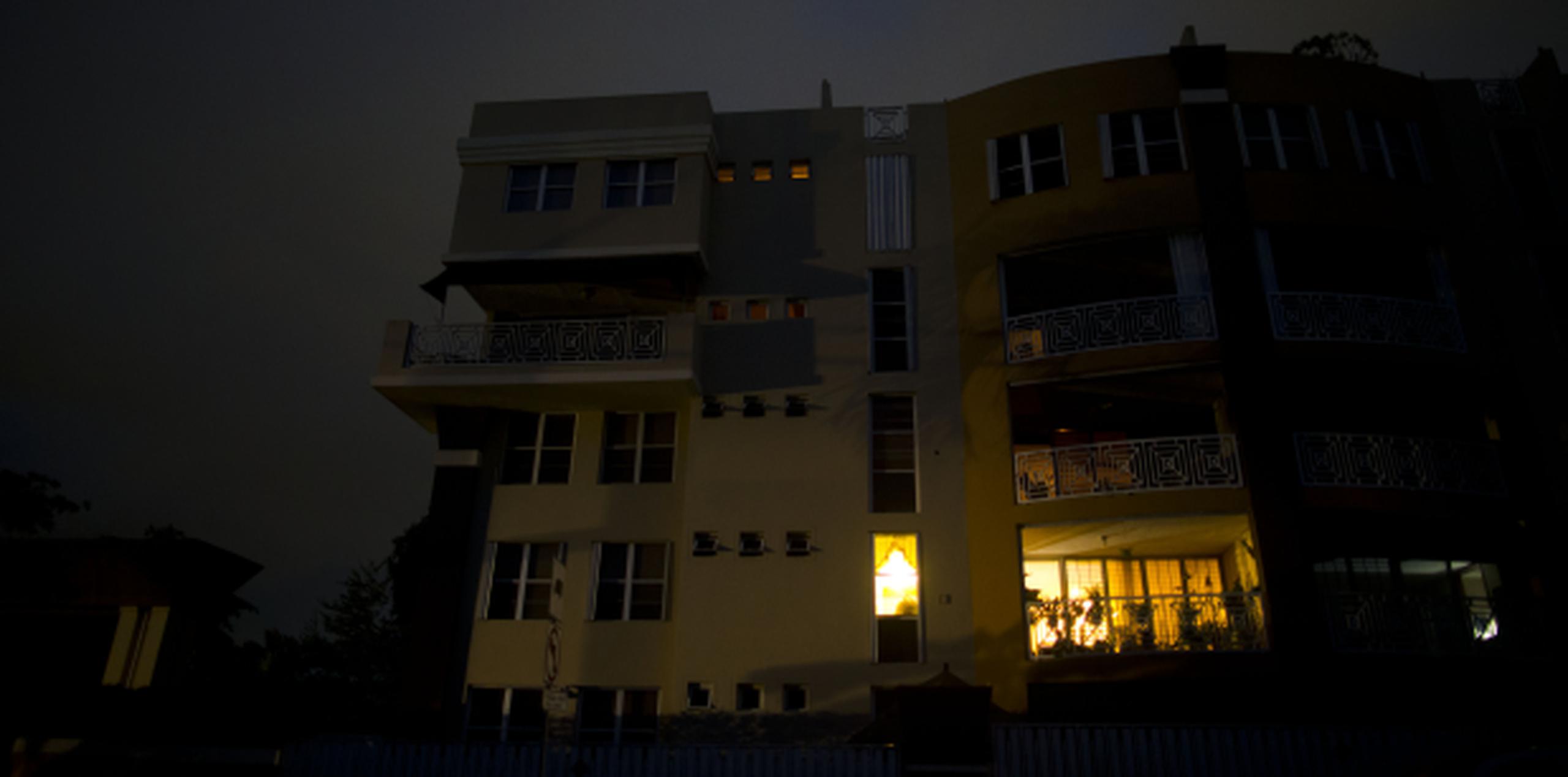 Una familia de los 'walk ups' Parkville en Guaynabo con su hogar encendido con una planta eléctrica durante el apagón. (tonito.zayas@gfrmedia.com)