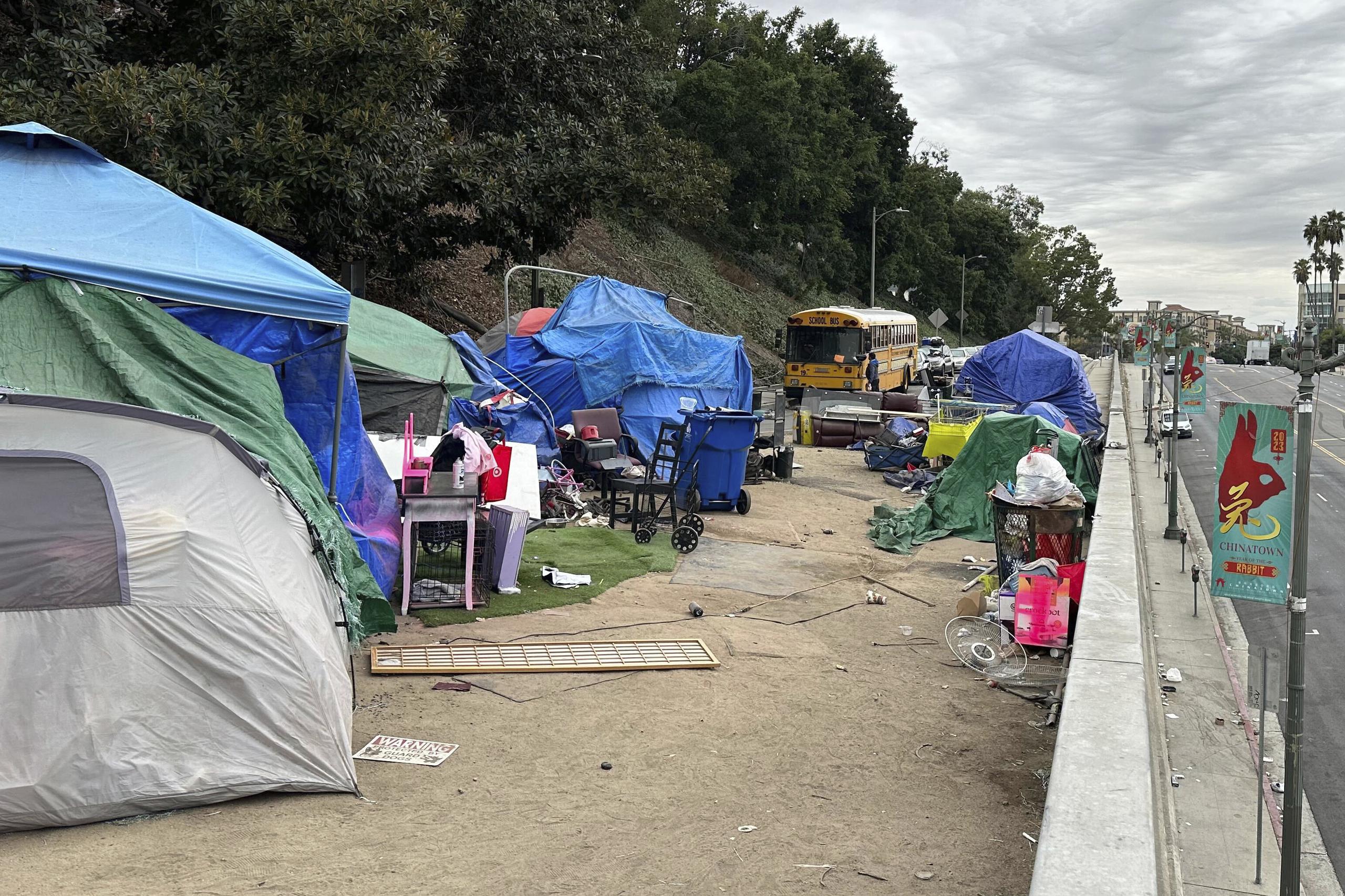 La Policía de Los Ángeles pidió a las personas sin hogar que no duerman solas y que utilicen los servicios que ofrece la ciudad para esa población.