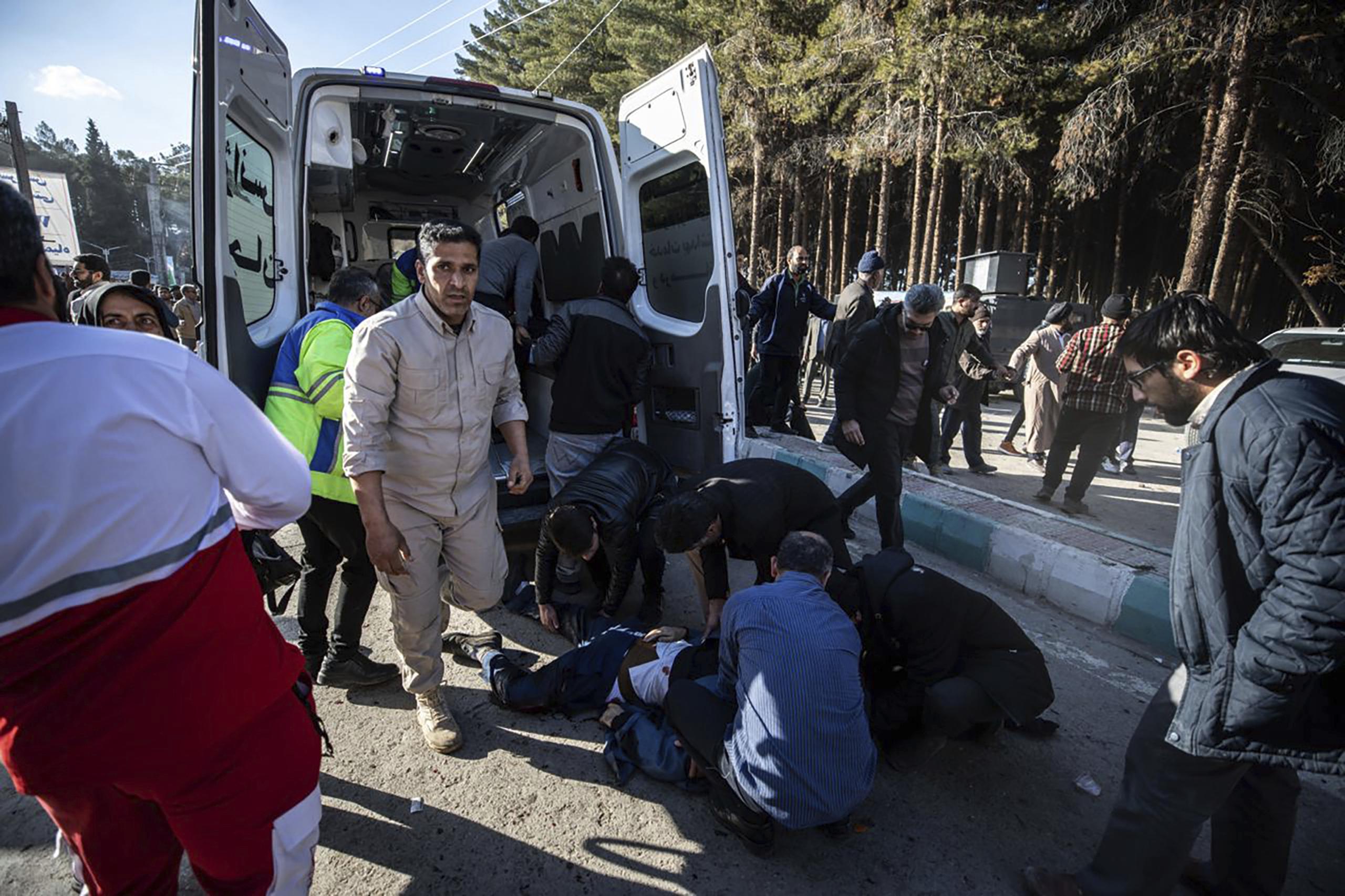 También hay más de 100 heridos (AP Photo/Mahdi Karbakhsh Ravari)