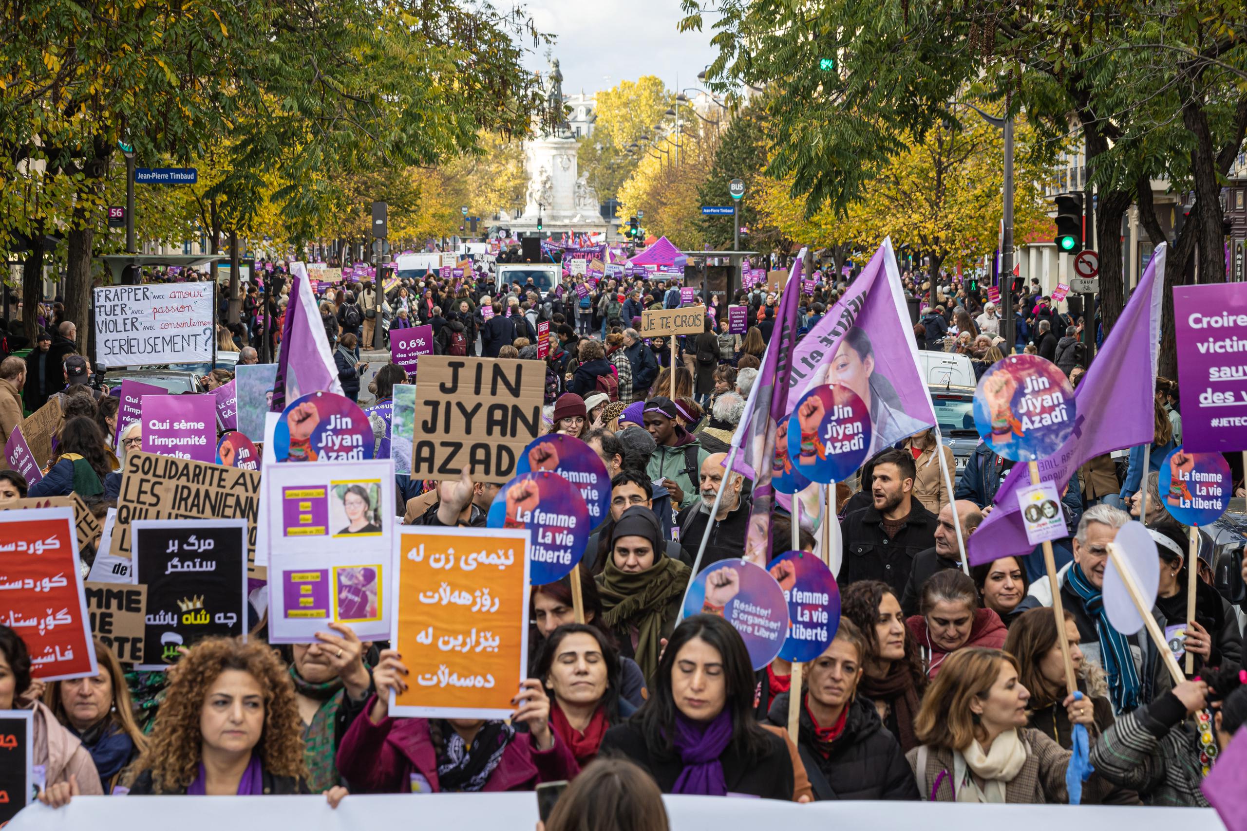 Manifestantes contra la violencia machista en París muestran pancartas en apoyo de las mujeres iraníes. (EFE/EPA/CHRISTOPHE PETIT TESSON)