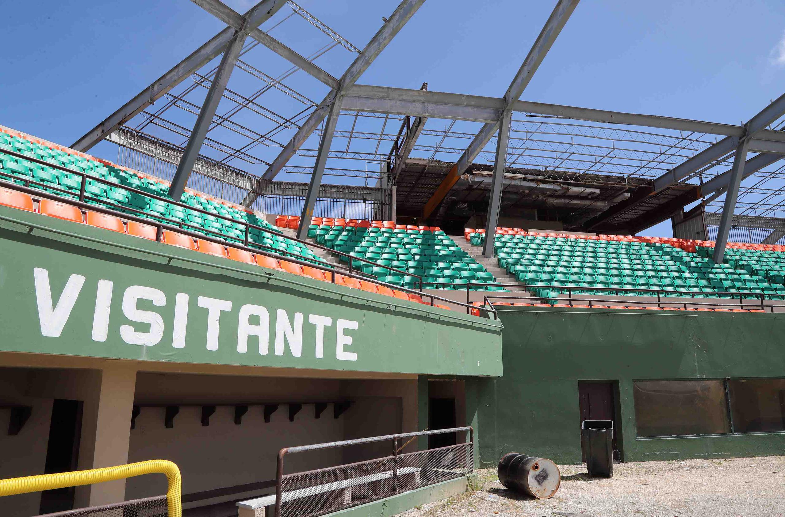 El estadio Félix Millán de Yabucoa luce sin el techo que cubría las gradas.