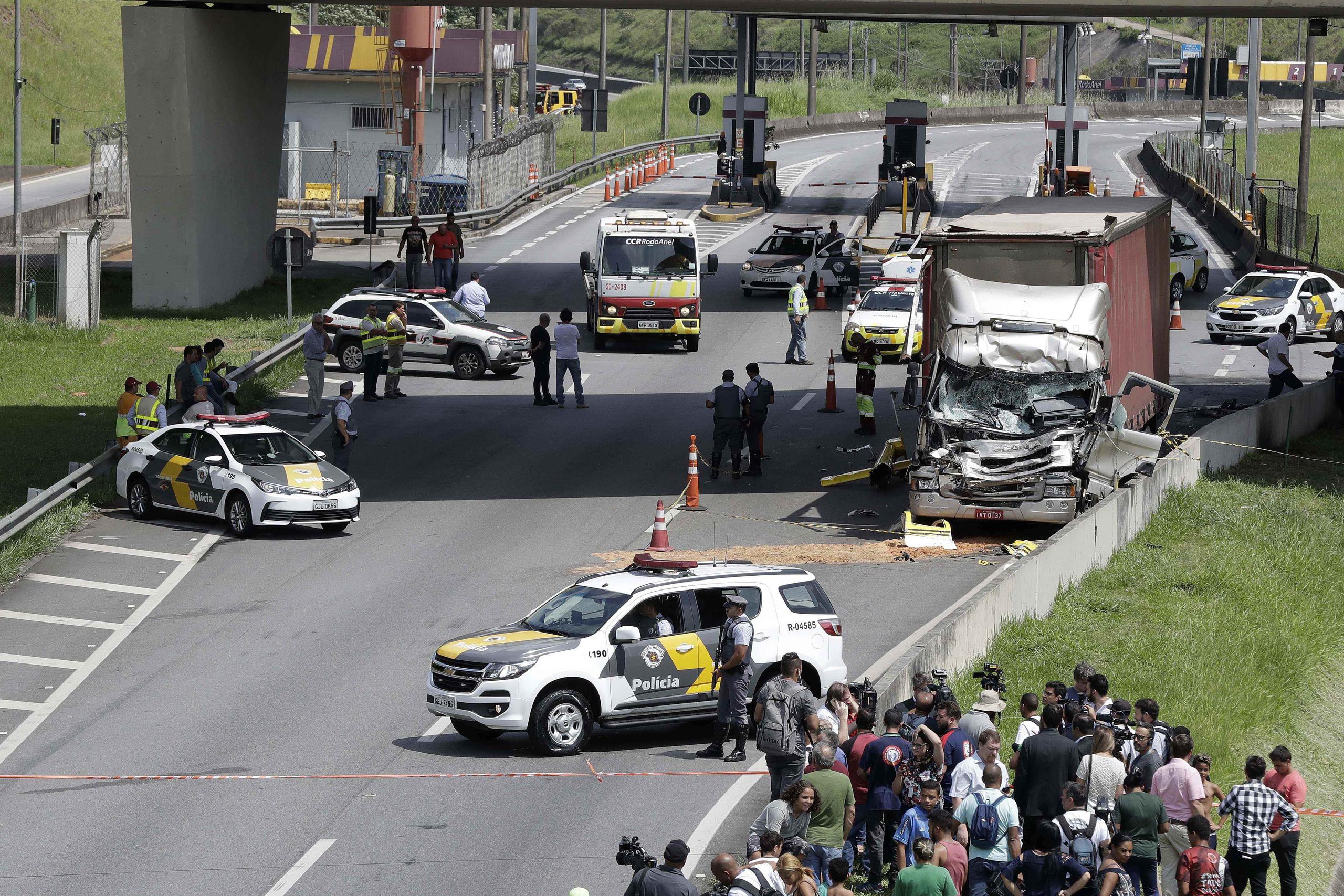 El capitán de la policía Augusto Paiva dijo que el chofer del camión sufrió heridas leves. (EFE)