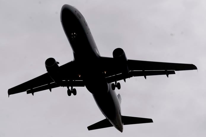 Air Transat dijo en Twitter que a los pasajeros del vuelo de Sunwing se les negó el embarque debido a la obligación de la compañía de garantizar la seguridad de los pasajeros y la tripulación.