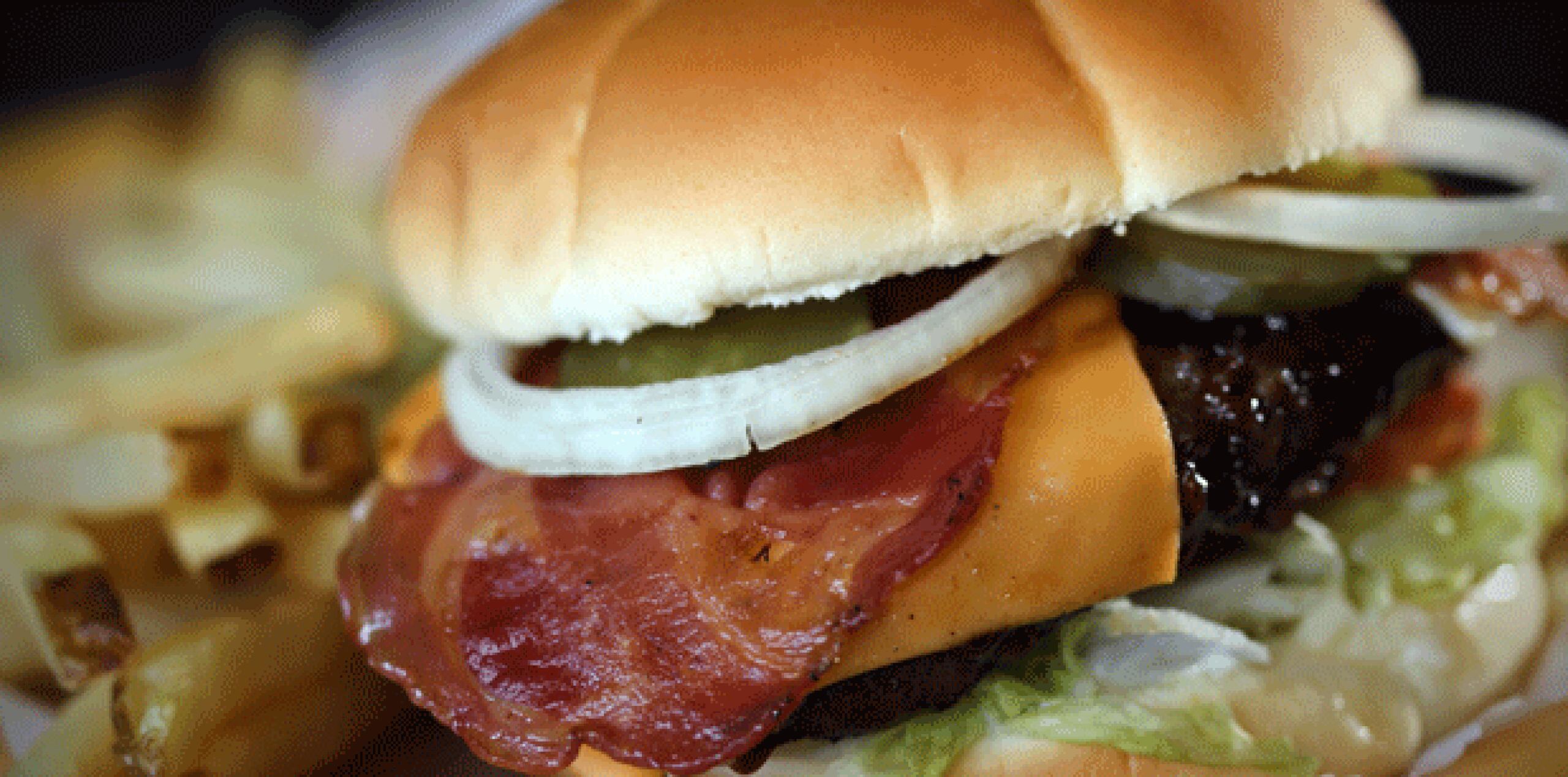 Bambú Burger Grill abrió sus puertas en Santa Rosa, Bayamón, en 1970, como un establecimiento híbrido entre la comida puertorriqueña y las hamburguesas tradicionales. (Archivo)