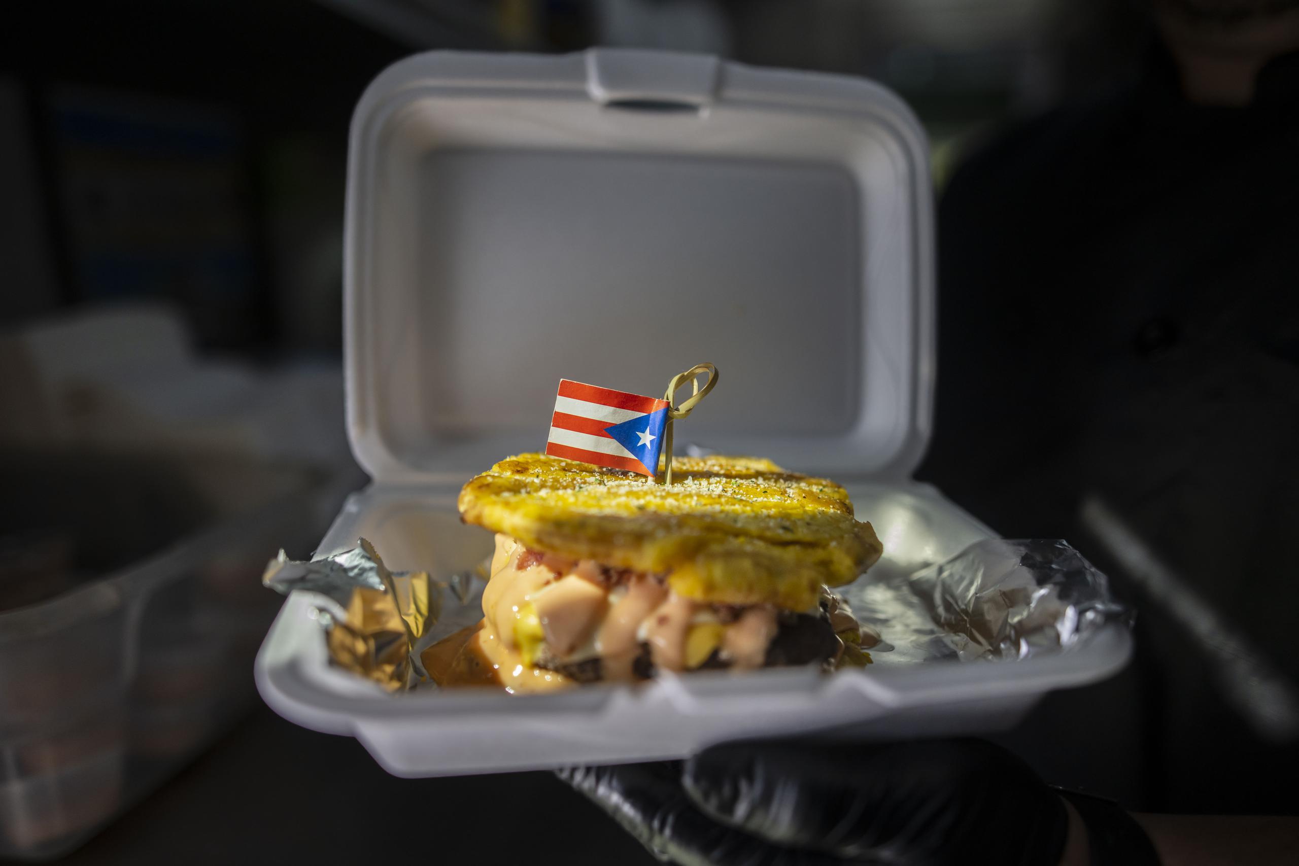 En principio, el menú del “food truck” localizado en Colonial Drive se limitaba a los frappé, pero luego incluyeron pinchos y, posteriormente, platos más sofisticados como mofongo, mariscos, carnes, entre otros. 
