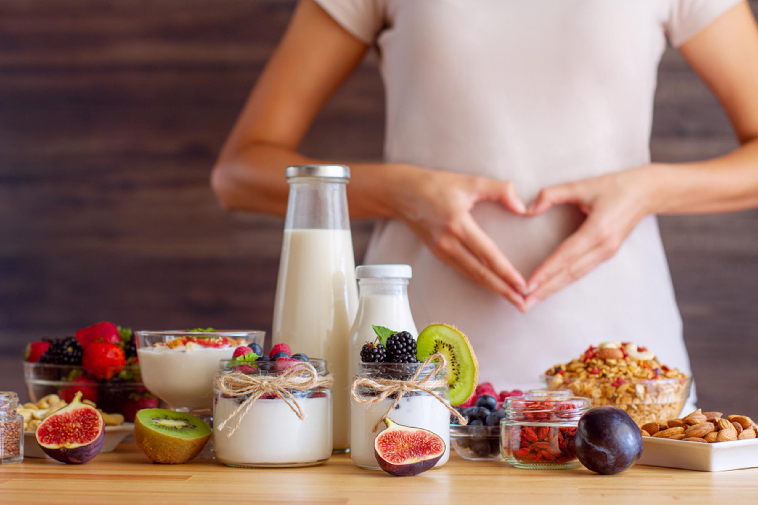 Hay muchos alimentos ricos en probióticos como los productos fermentados como el yogur y los cereales de grano íntegro.