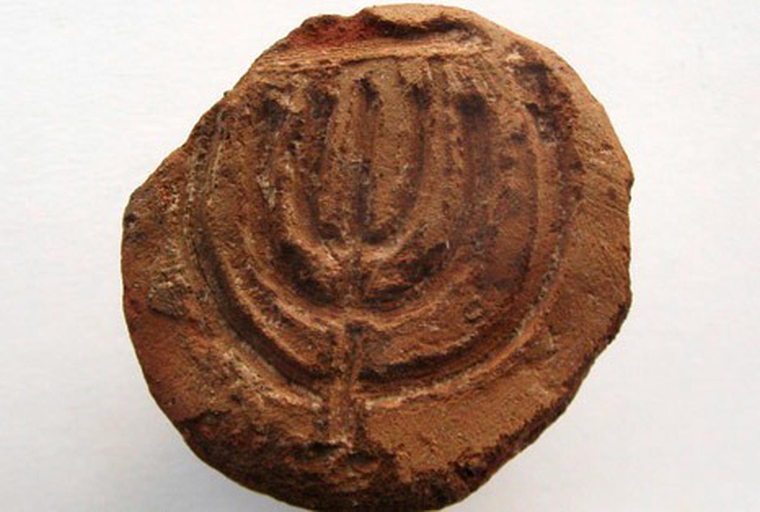 Sello descubierto alrededor de San Juan de Acre y utilizado para marcar el pan distribuido a las comunidades judías en la época bizantina hace más de 1.500 años.(EFE)