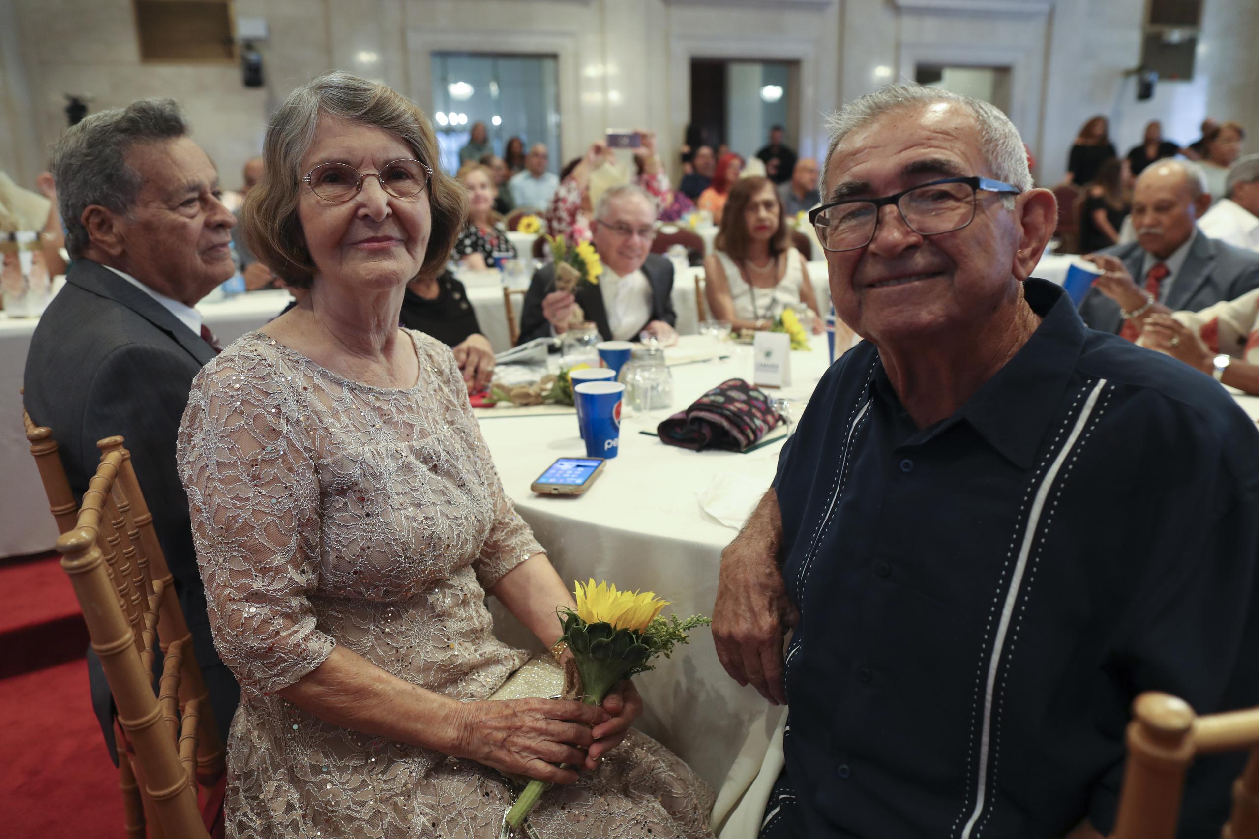 Carmen Soto y Víctor Del Río fueron una de las 32 parejas que celebraron 50 años de casados.