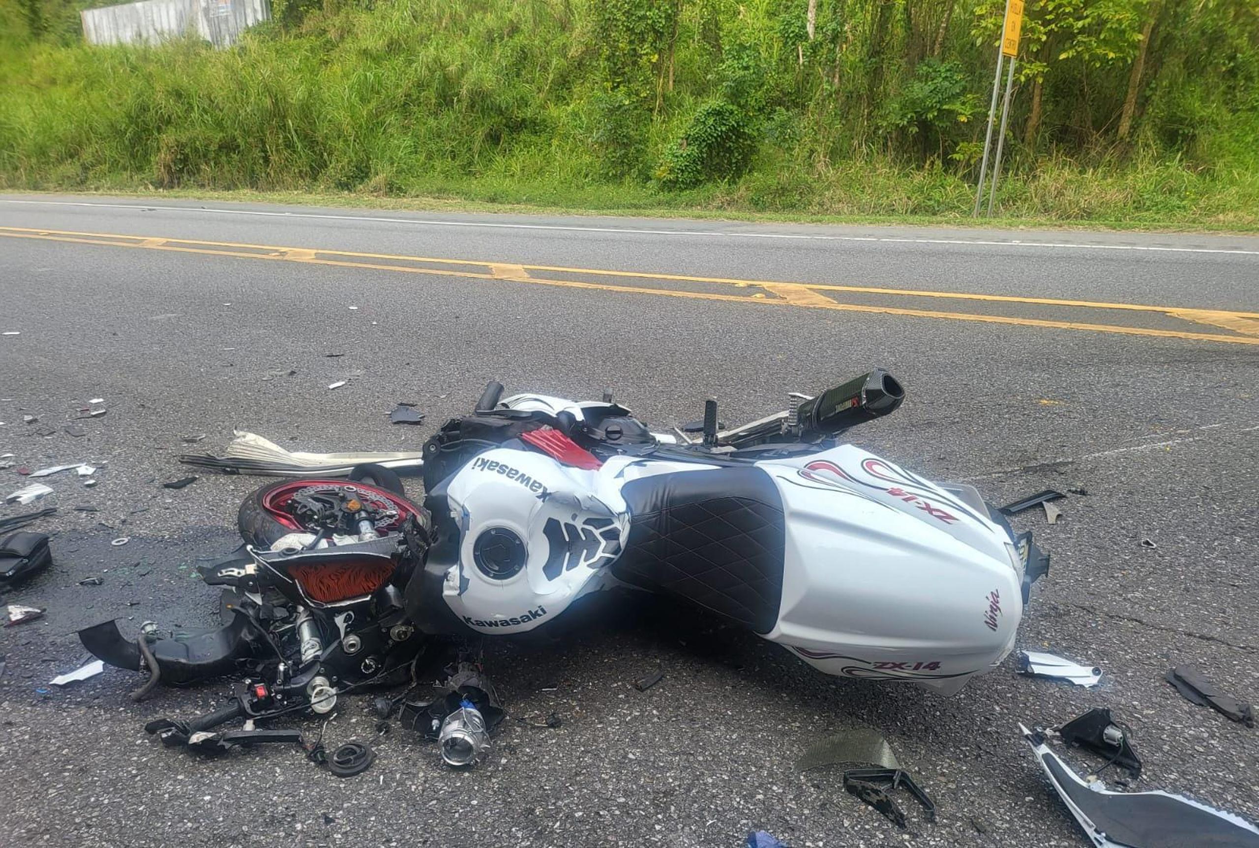 El motociclista, que viajaba a una velocidad mayor a la permitida, impactó una guagua y falleció en la escena.