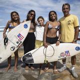Unidos por el amor, Alex e Ivelisse forjan la relación con sus hijas mediante el surfing