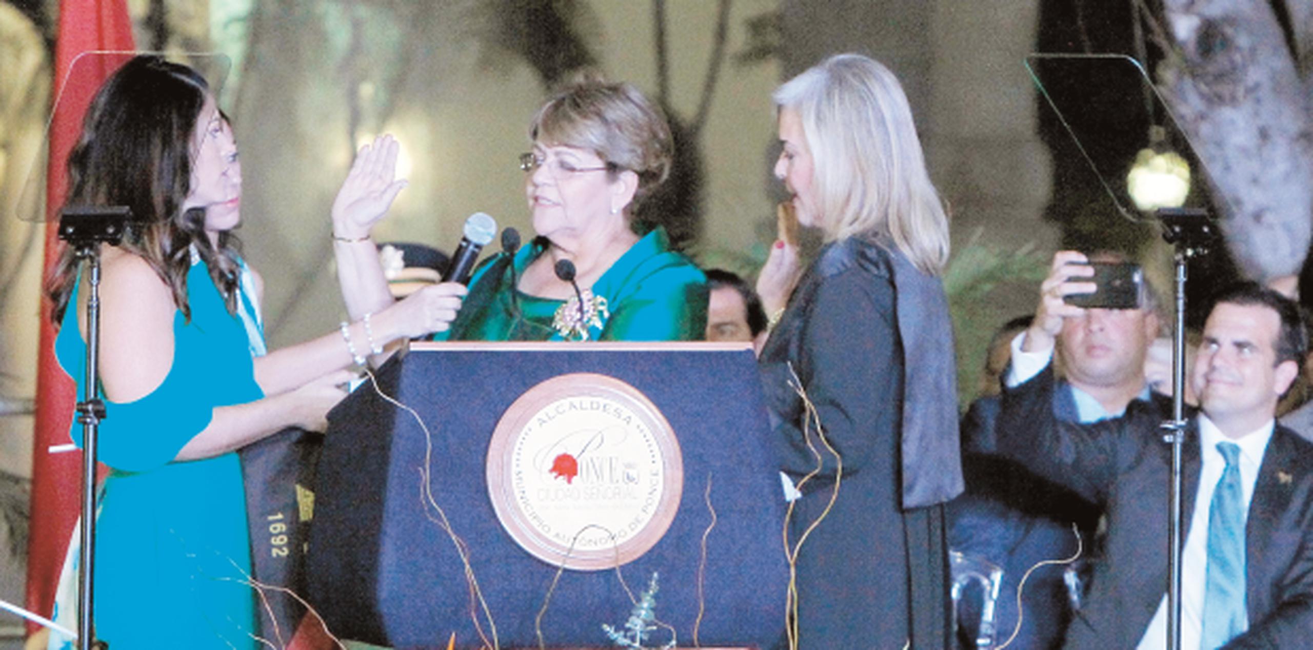 La alcaldesa de Ponce, María “Mayita” Meléndez Altieri, juramentó ante la jueza asociada Mildred Pabón Charneco. (Suministrada)