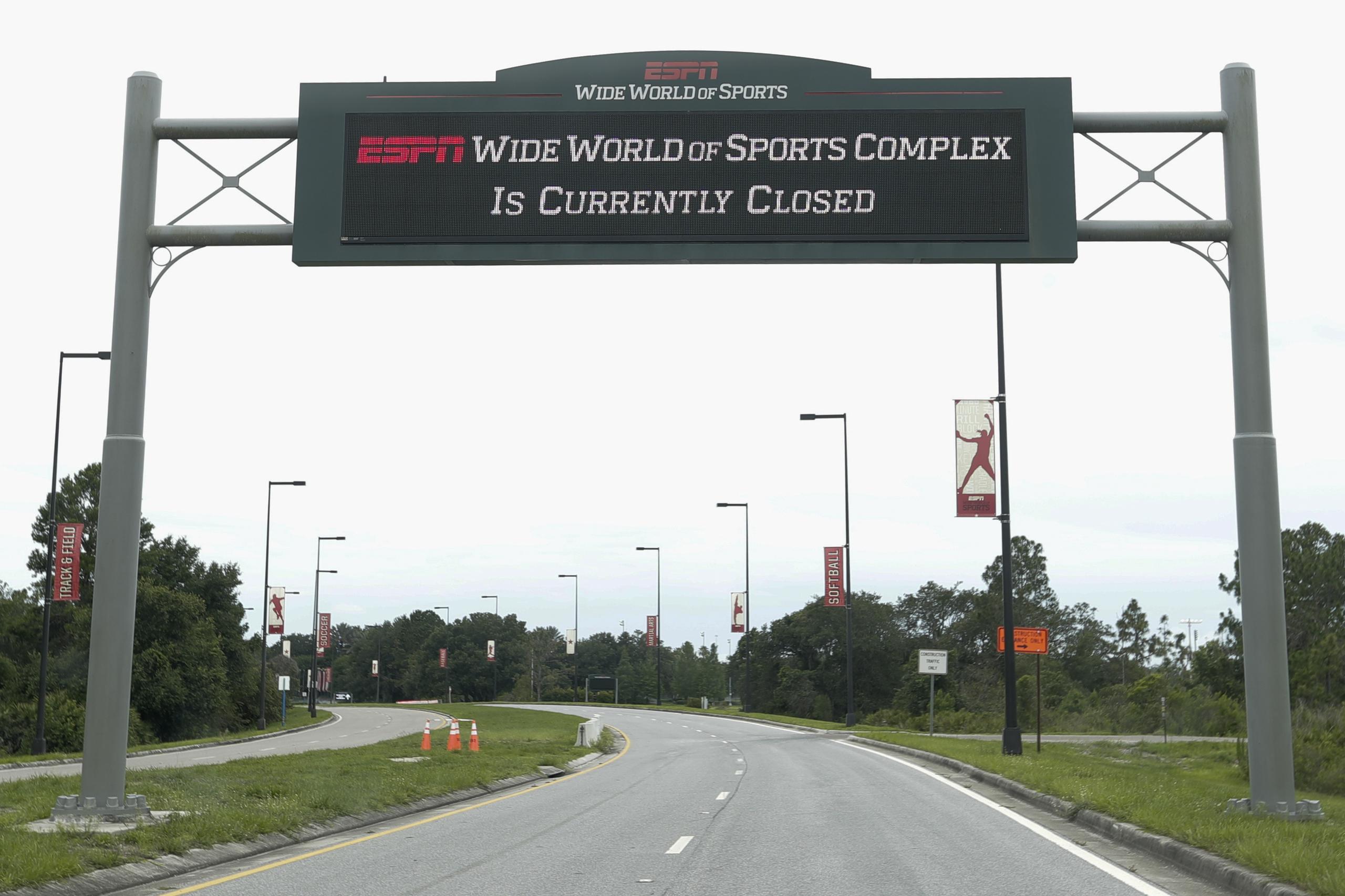 Esta foto del 3 de junio de 2020 muestra la entrada al complejo Wide World of Sports de ESPN en Walt Disney World, en Kissimmeee, Florida.  Ese será el centro en el que la NBA  llevará a 22 equipos para completar su temporada del 2020.