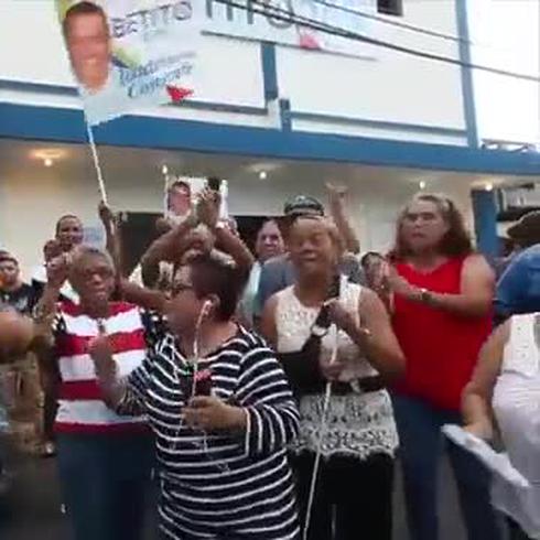 "Betito" celebra su victoria en Toa Baja
