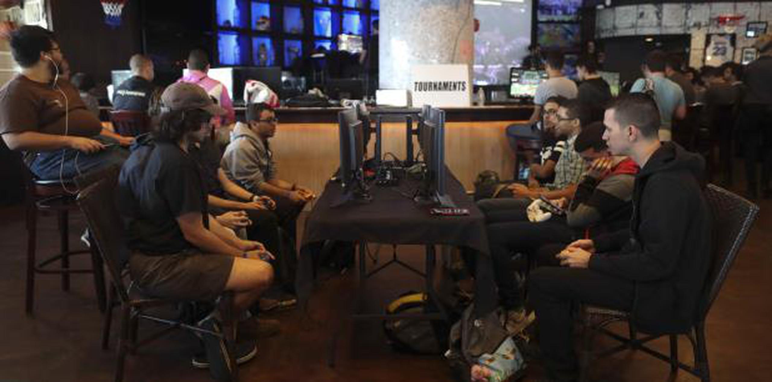 Un nutrido grupo de ‘gamers’ de Puerto Rico se dio cita el sábado para una competencia en el establecimiento Shimmys en Paseo Caribe. (vanessa.serra@gfrmedia.com)
