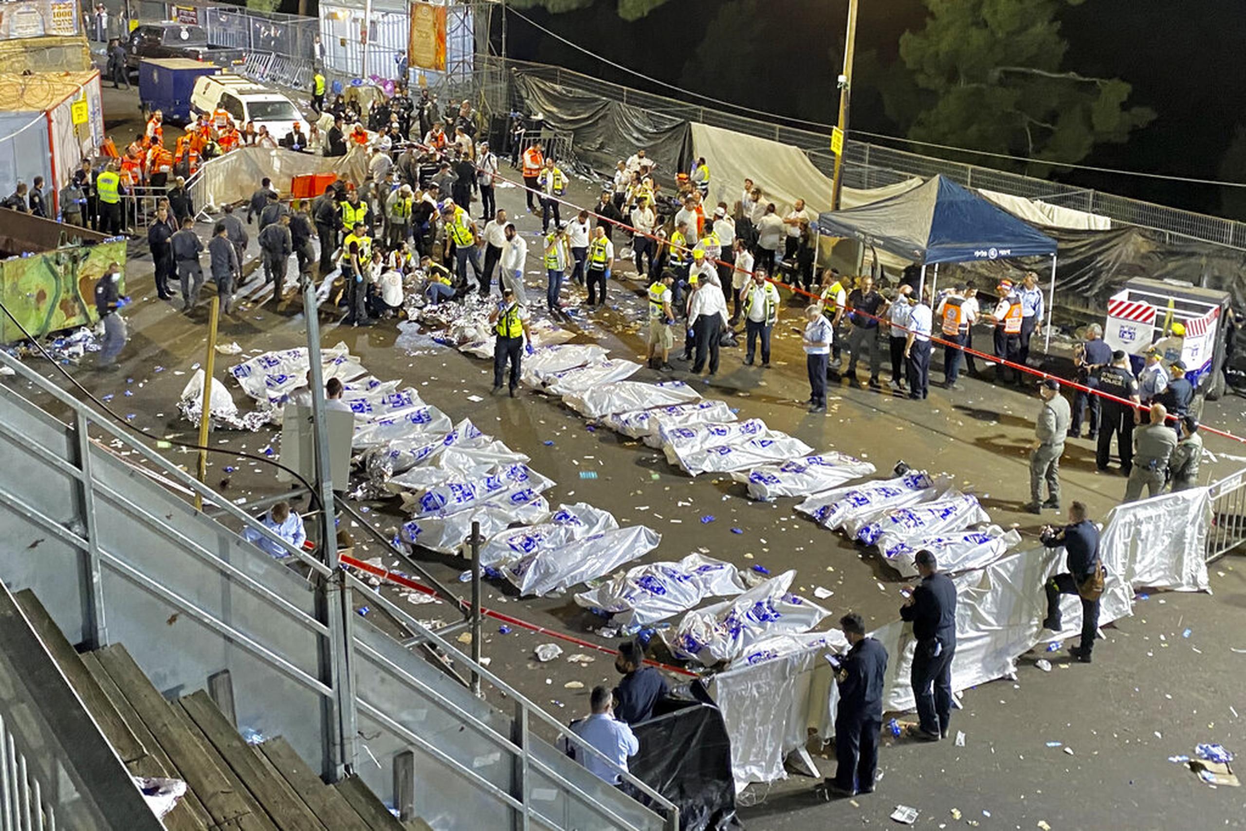 Tras el incidente, fotografías mostraron filas de cuerpos envueltos sobre el piso, con docenas de ambulancias cerca.