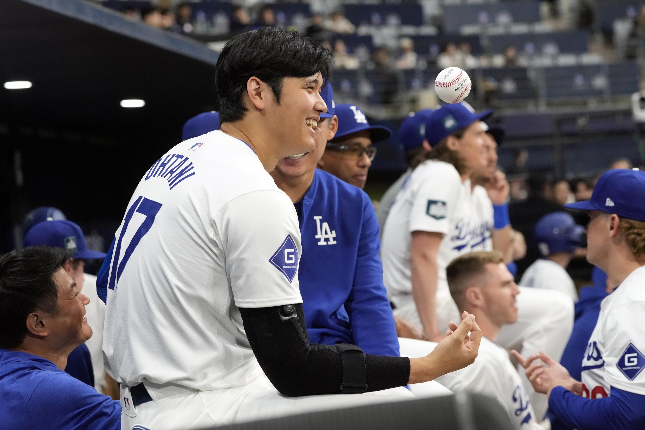 El bateador designado de los Dodgers de Los Ángeles, Shohei Ohtani, sonríe durante el primer juego de exhibición ante Kiwoon Heroes en Seúl el domingo 17 de marzo del 2024.