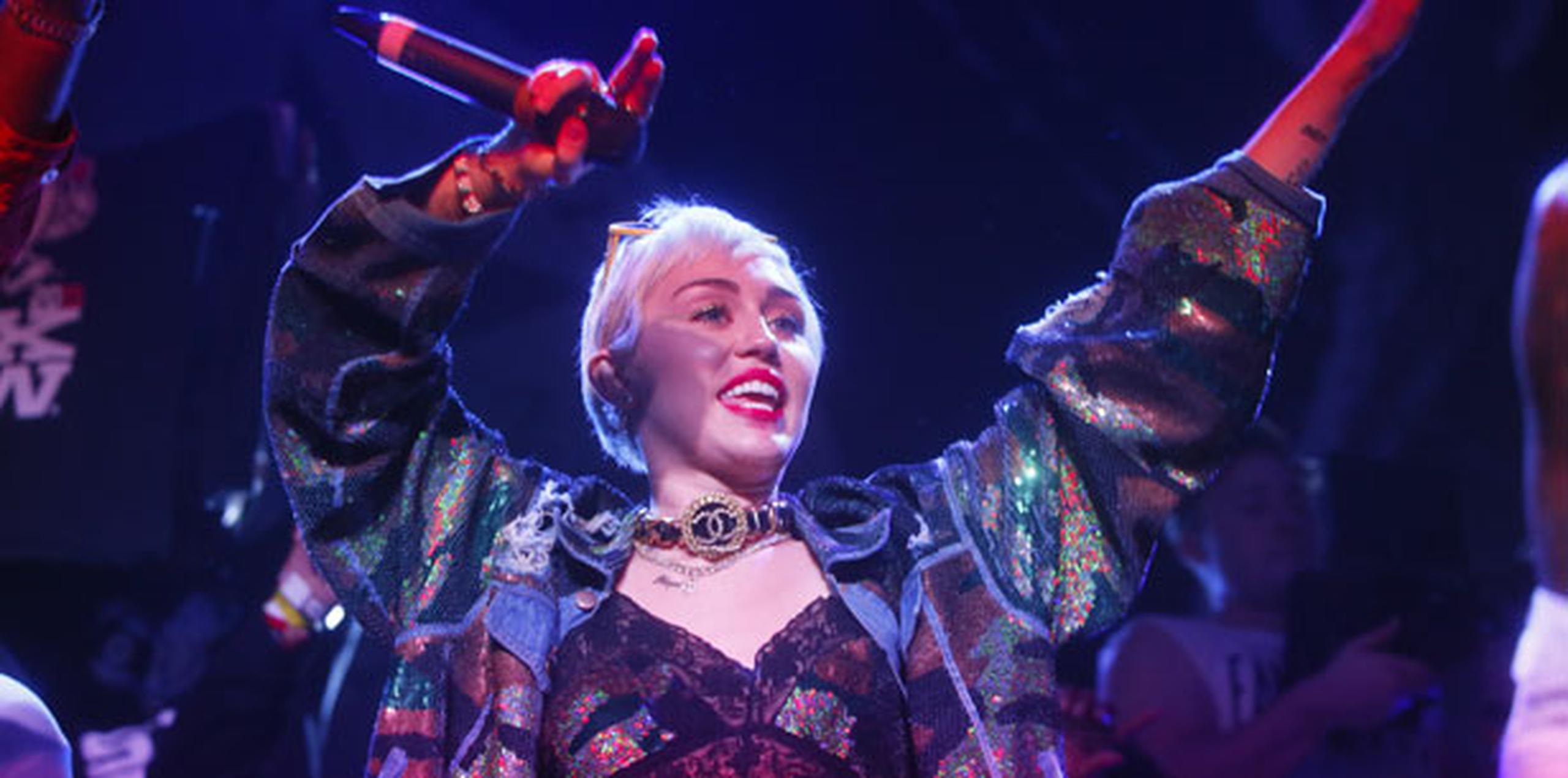 Cyrus reveló su nueva tarea publicando una doble fotografía de sí misma disfrazada de alienígena con carteles en los que puede leerse "MTV no me deja actuar" y "entonces voy a presentar los VMAs de este año". (Archivo)