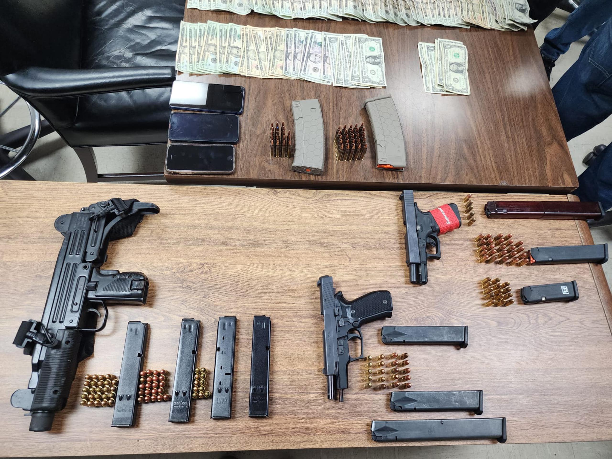 Armas, cargadores y balas ocupadas en un motel de Toa Baja, donde arrestaron a tres sospechosos de incidentes violentos en el área policíaca de Bayamón.