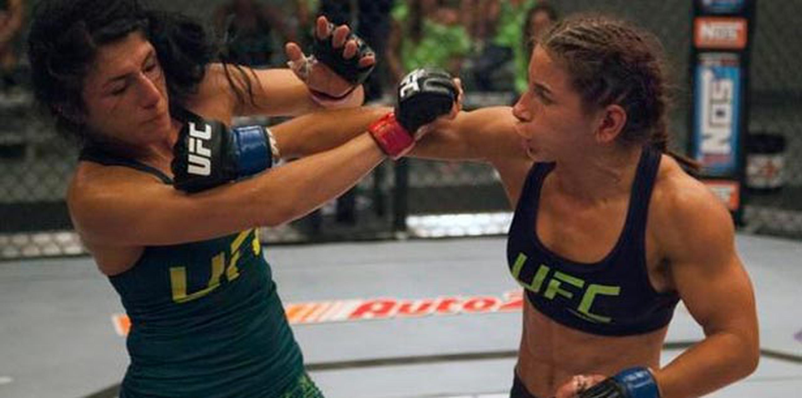 Tecia Torres a la derecha, intercambia golpes con la canadiense-iraní Randa Markos durante su pelea en el programa The Ultimate Fighter 20. (Twitter: @UltimateFighter)