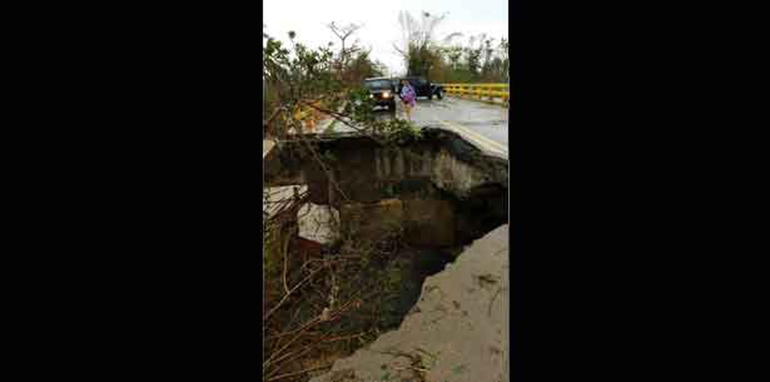 Un puente en Levittown, en la carretera 165 en dirección hacia Dorado, se rompió por el paso del huracán María. (fernando.rivas@gfrmedia.com)