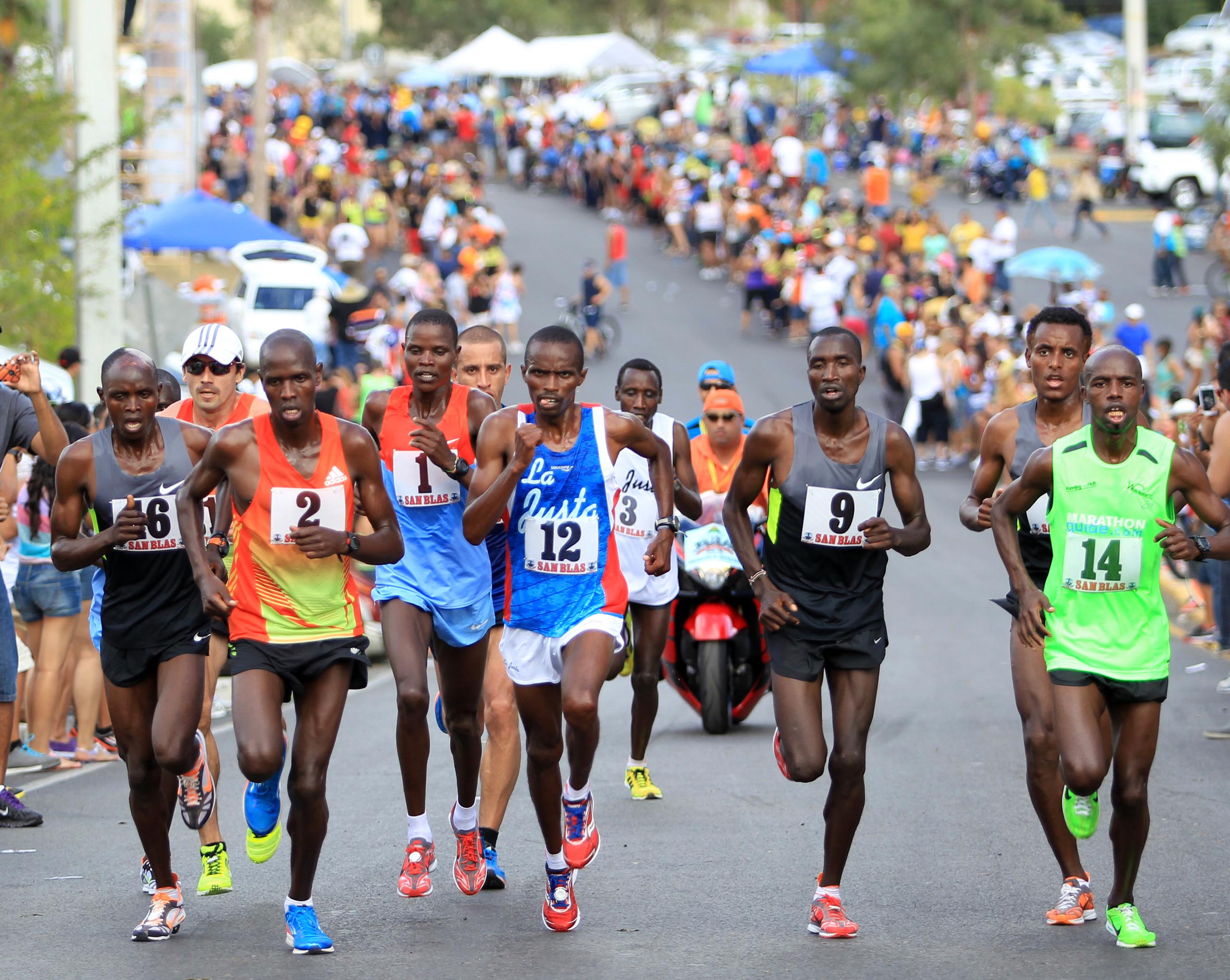 Imagen típica del Medio Maratón San Blas, con sus corredores internacionales y público apoyando a los corredores.