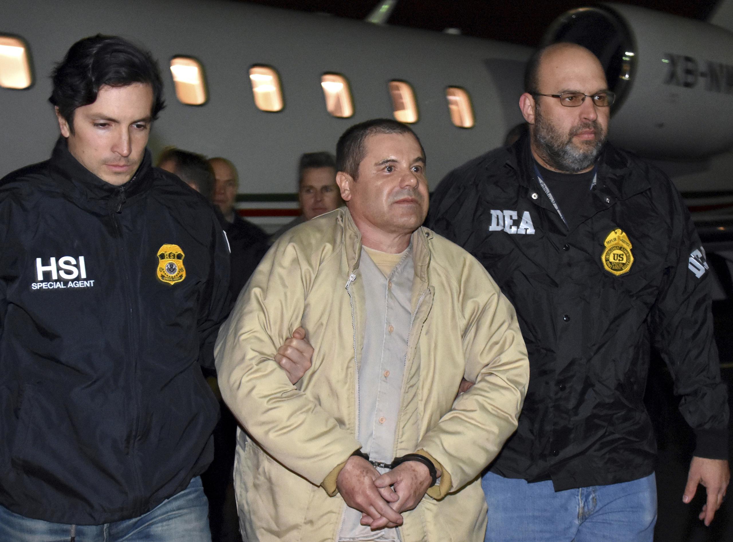 Guzmán, quien fue capturado y extraditado a Estados Unidos en 2017 luego de haberse fugado de una cárcel en México, fue enjuiciado en Nueva York y condenado en 2019 a cadena perpetua más 30 años adicionales por cargos de asesinato, lavado de dinero, narcotraficante, estafa y crimen organizado.