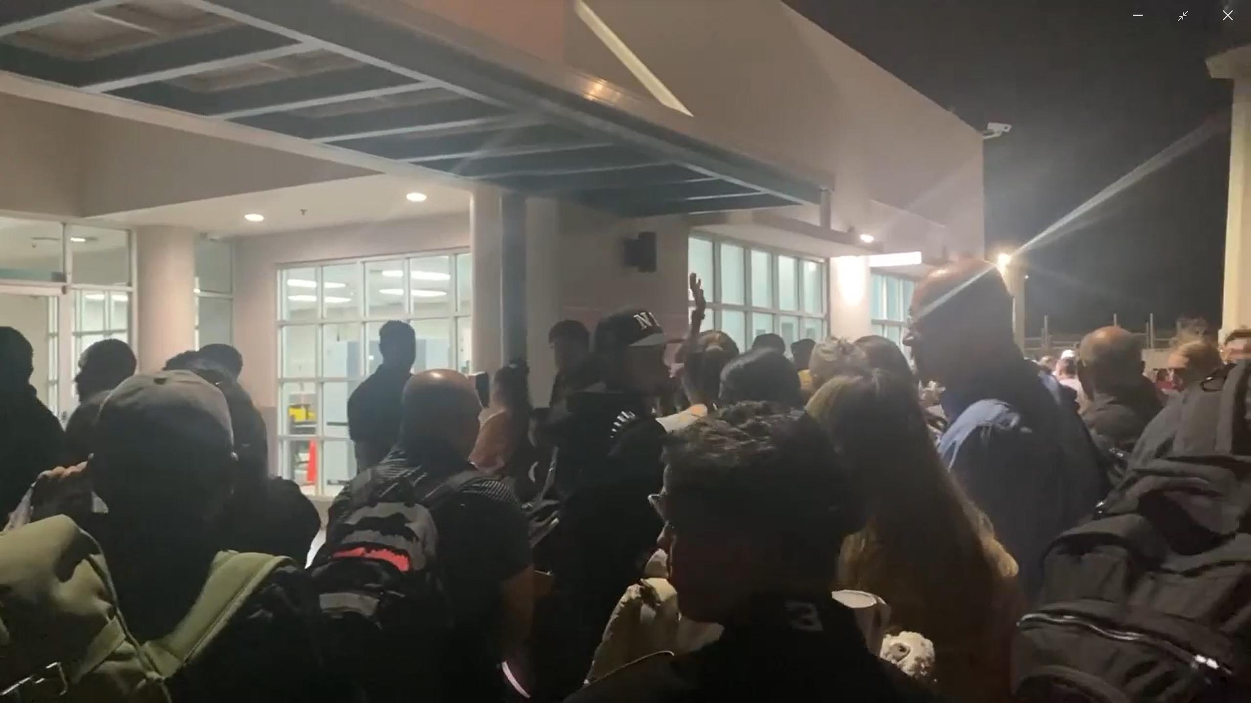 Captura de video de viajeros que vuelven a entrar al Aeropueto Internacional Rafael Hernández de Aguadilla tras la División de Explosiones de la Policía analizara el contenido de la maleta abondanada.