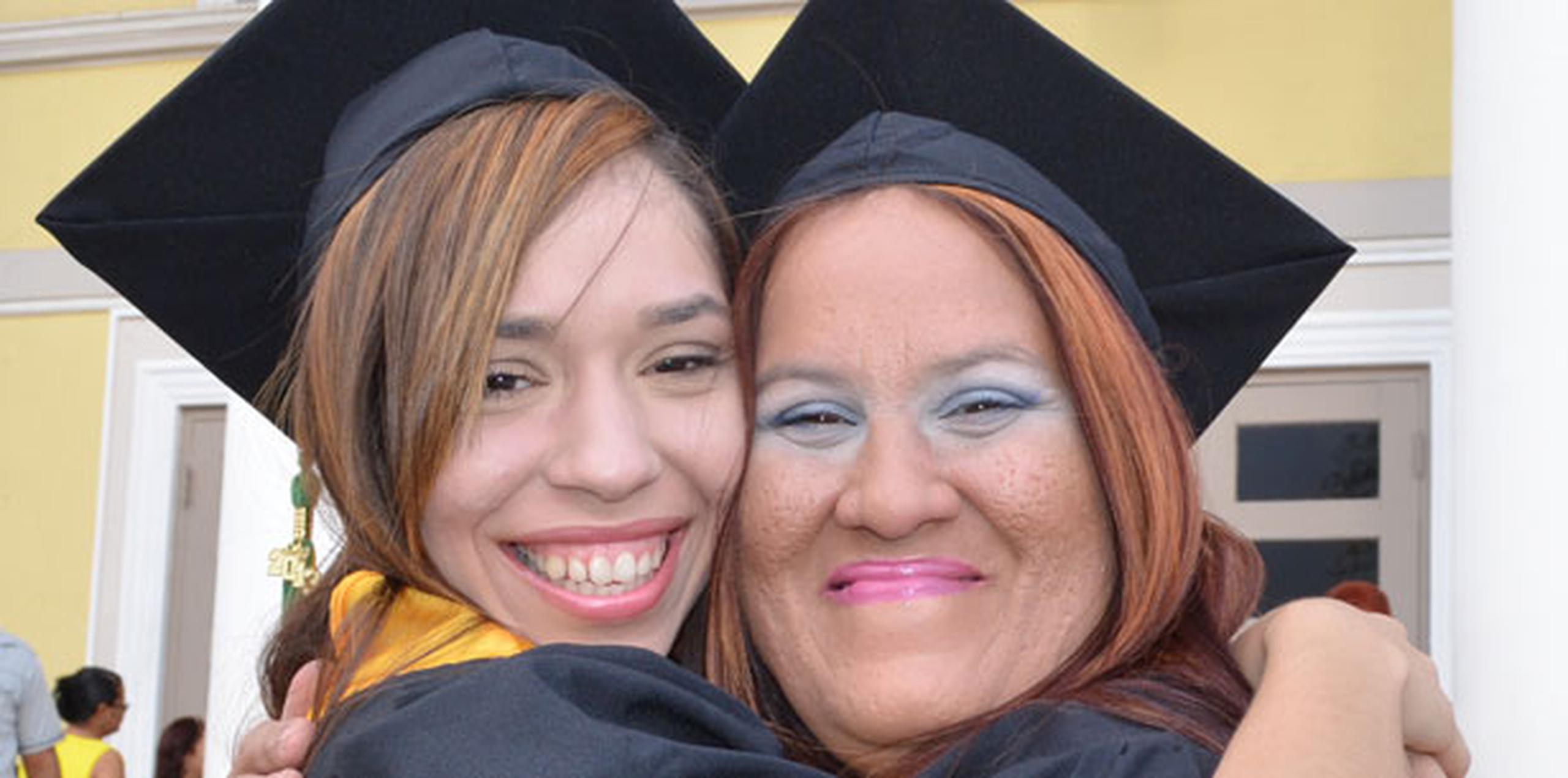 Madre e hija se abrazan contentas luego de graduarse en el Trinity College of Puerto Rico. (Para Primera Hora/Edgar Vázquez Colón)