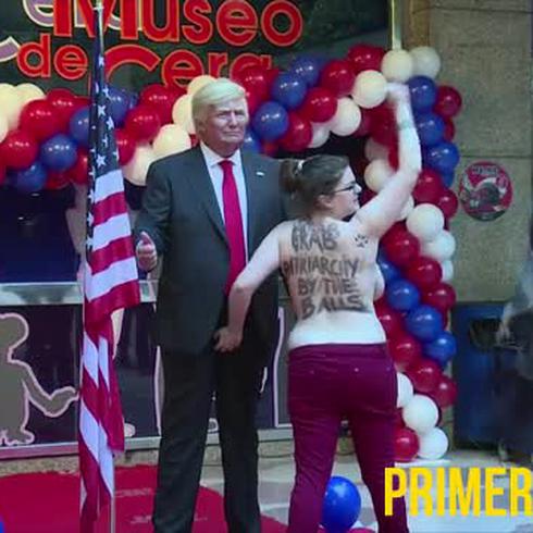 Mujer libera su pecho frente a "Donald Trump"