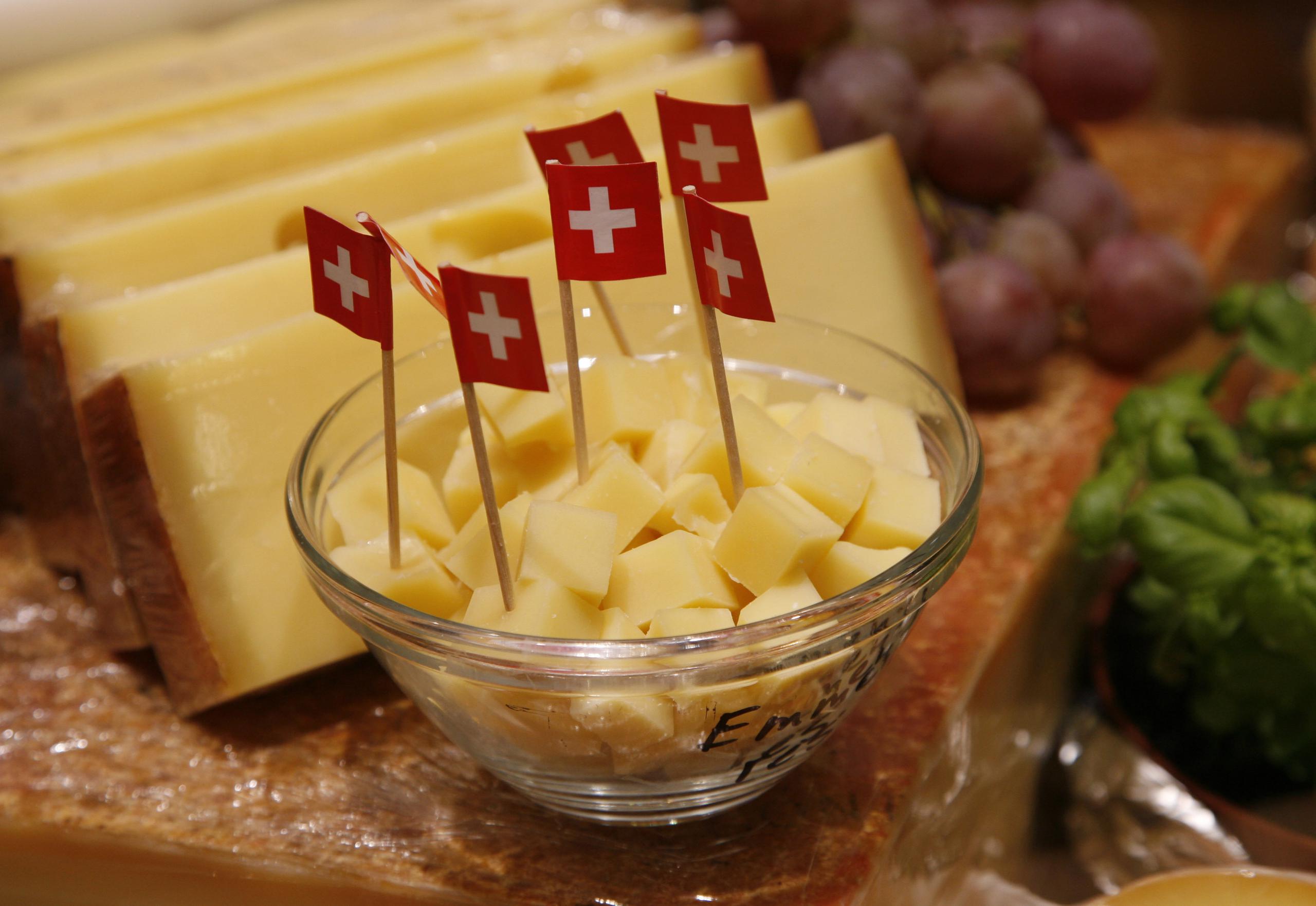 El presidente de la cámara de productos lácteos suiza SMP dice que el país en 2023 importará más queso del que exporta por primera vez. (AP Foto/Hermann J. Knippertz, File)