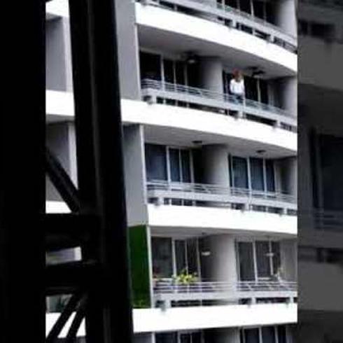 Mujer cae de un piso 27 por un selfie