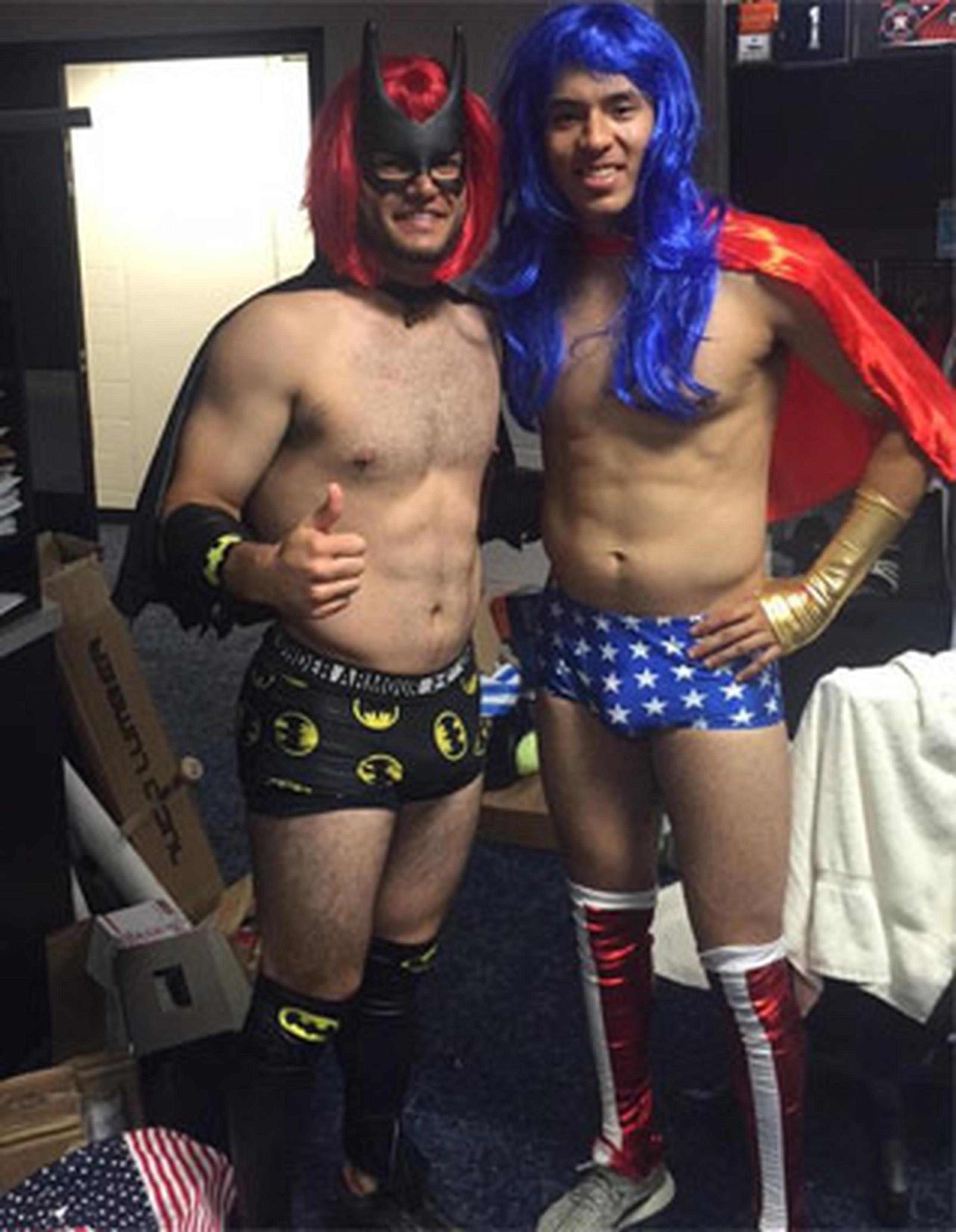 Correa (derecha) subió a su cuenta de Twitter esta foto en la que aparece disfrazado de la "Mujer Maravilla" junto con el también novato Lance McCullers, Jr.