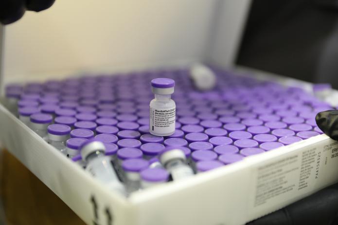 Caja que contiene frascos de la vacuna contra el COVID-19 desarrollada por Pfizer-BioNtech.
