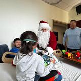 Memo González lleva juguetes en Navidad a niños de sala pediátrica en hospital en Arecibo