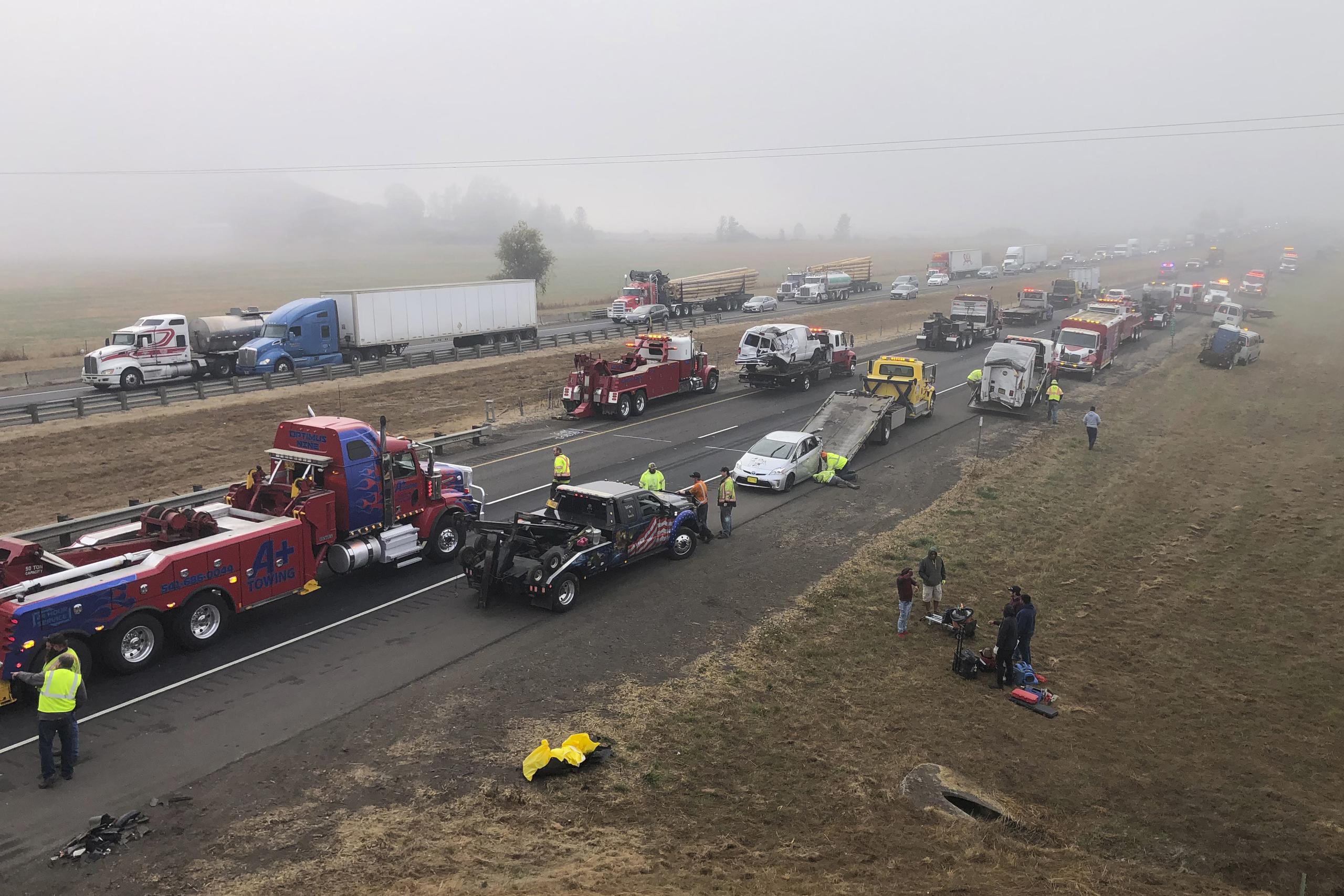 Lugar en el que una persona murió en un choque entre varios vehículos en medio de una densa neblina en la autopista interestatal 5, al norte de Eugene, Oregon.